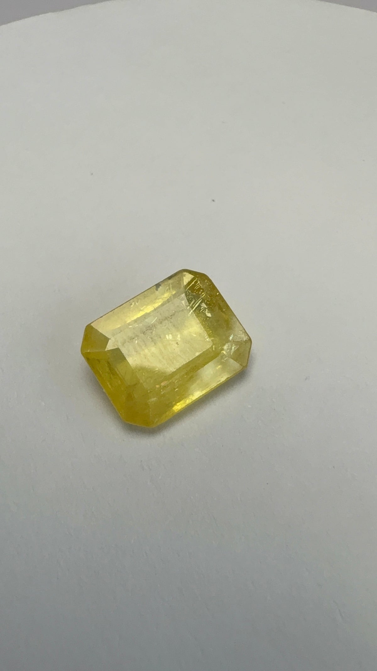Yellow Sapphire 4.18 carat BKR-117 face-up view