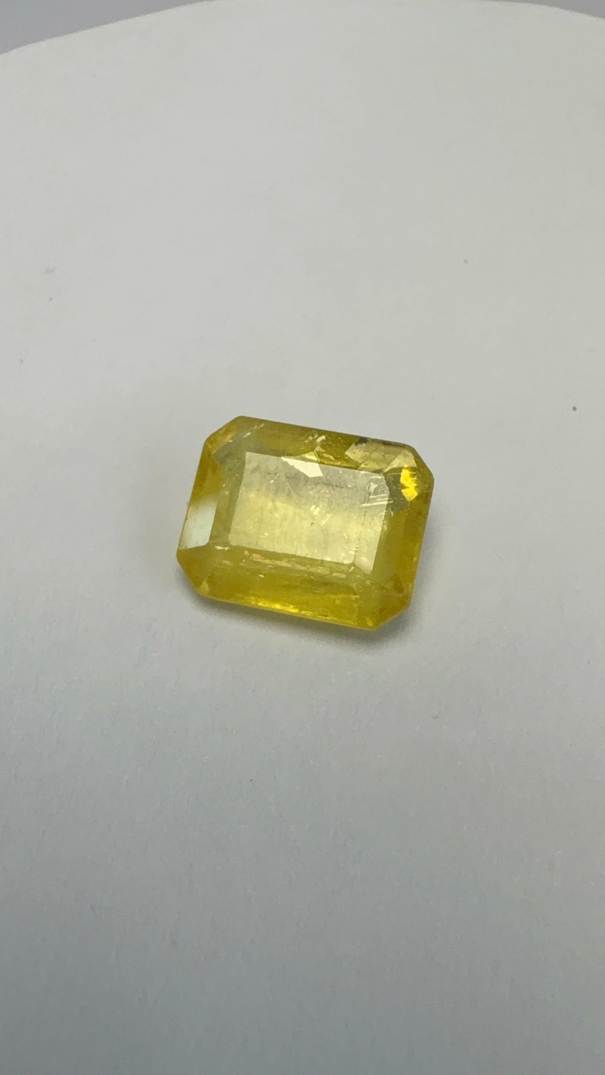 Yellow Sapphire 4.18 carat BKR-117 alternate face-up view