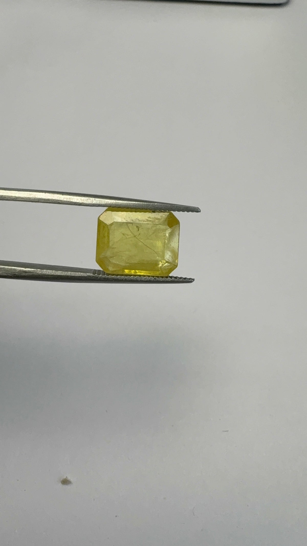 Yellow Sapphire 4.18 carat BKR-117 close view