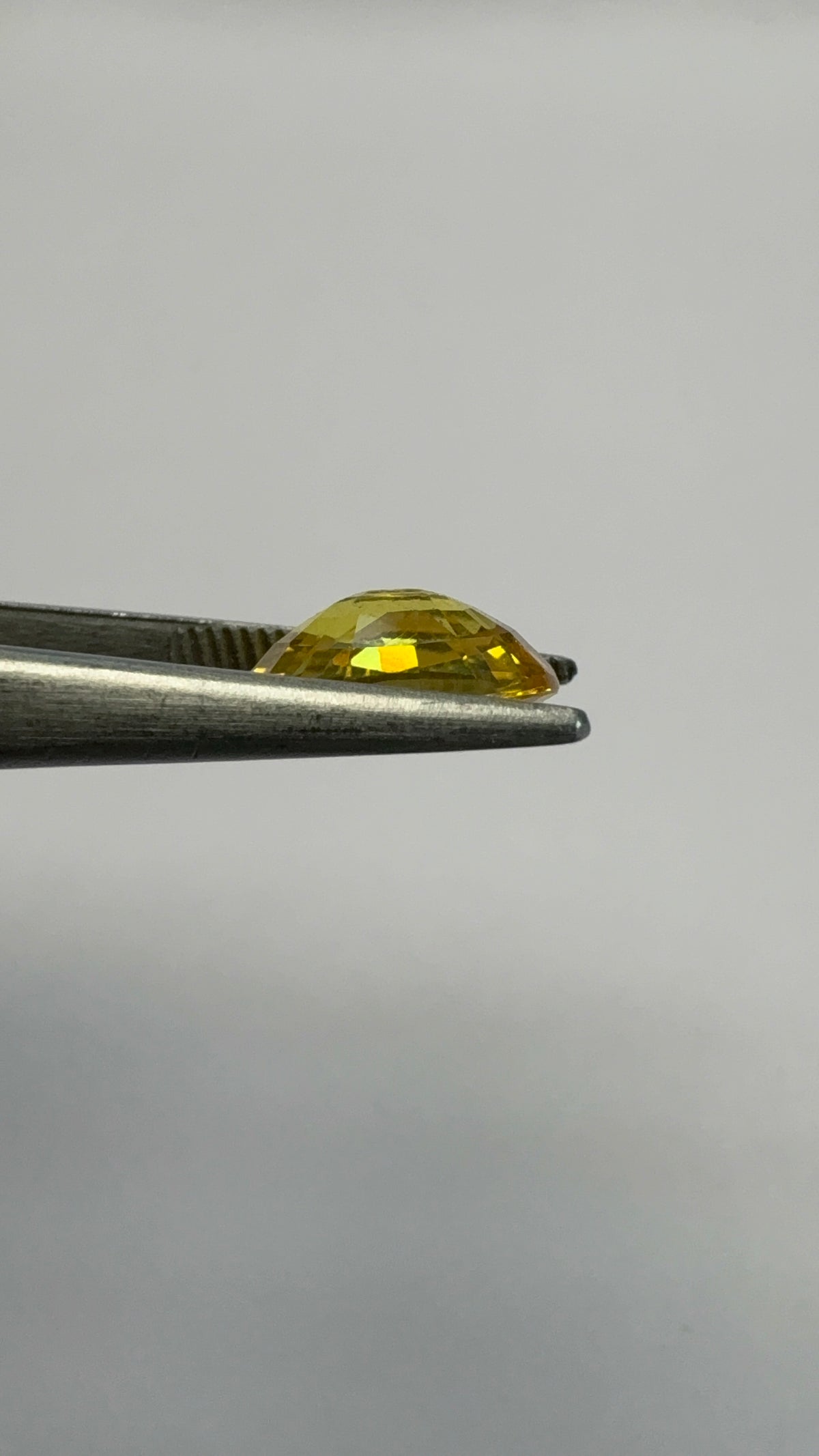 Yellow Sapphire 3.25 carat BKR-12 close view