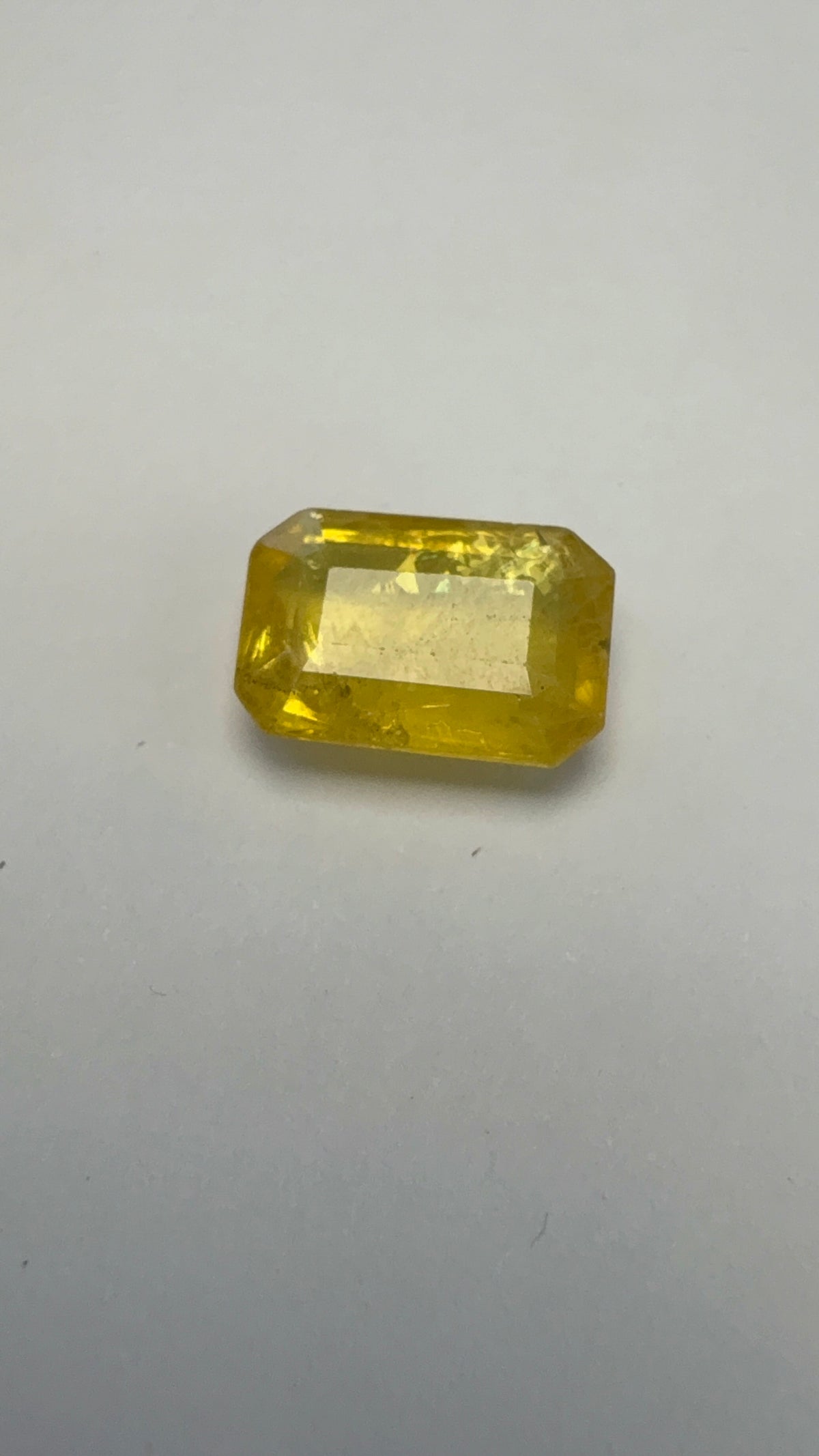 Yellow Sapphire 4.44 carat BKR-129 face-up view