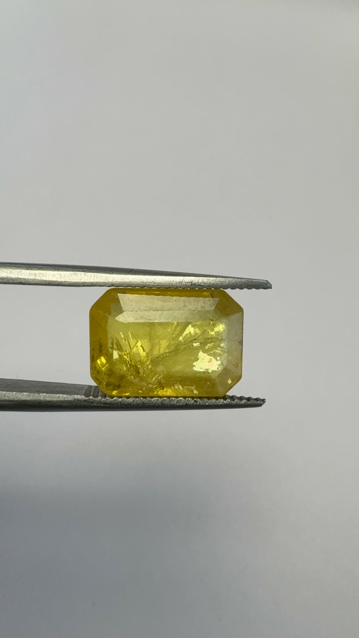 Yellow Sapphire 4.44 carat BKR-129 close view