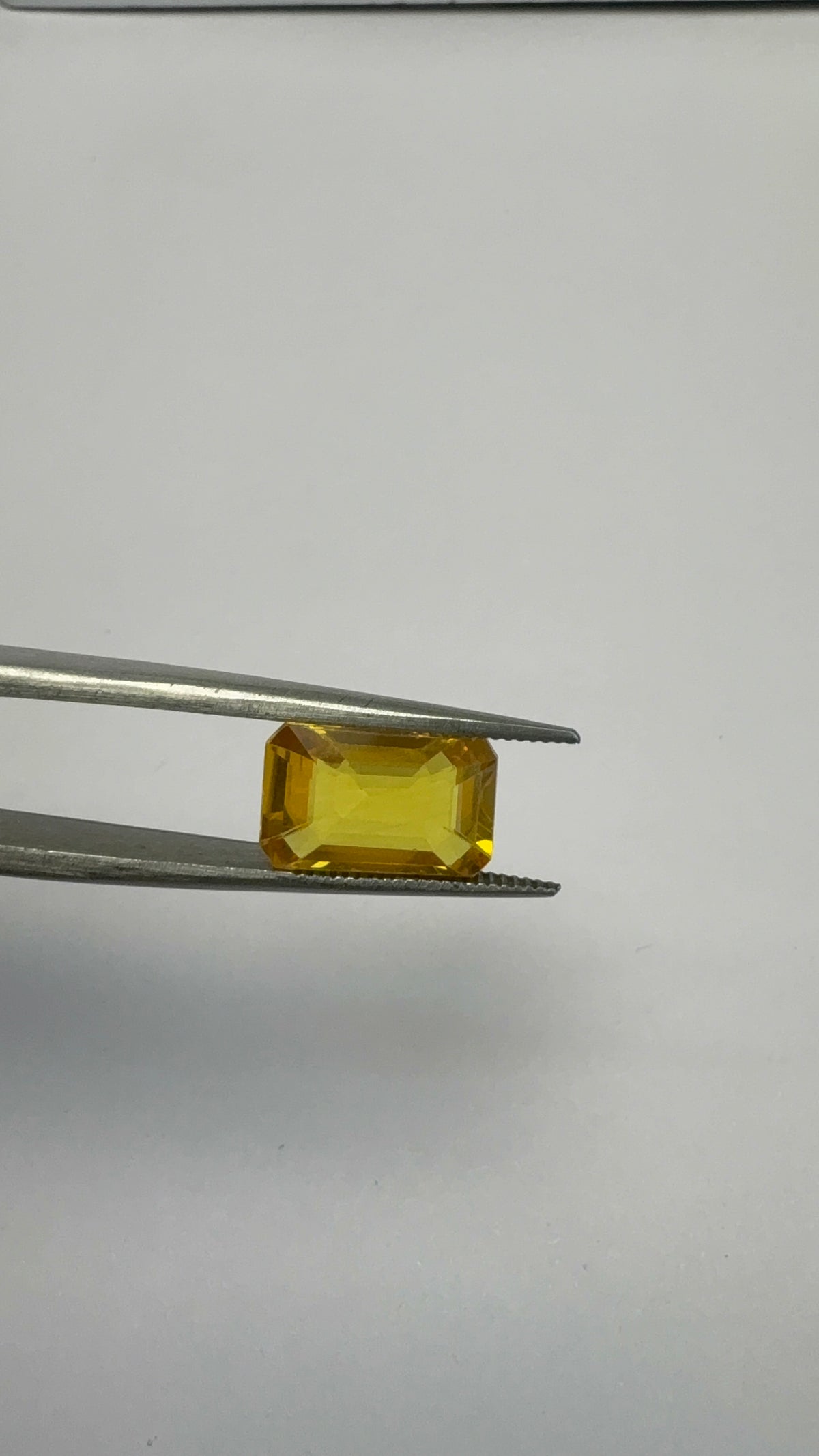 Yellow Sapphire 4.13 carat BKR-235 close view