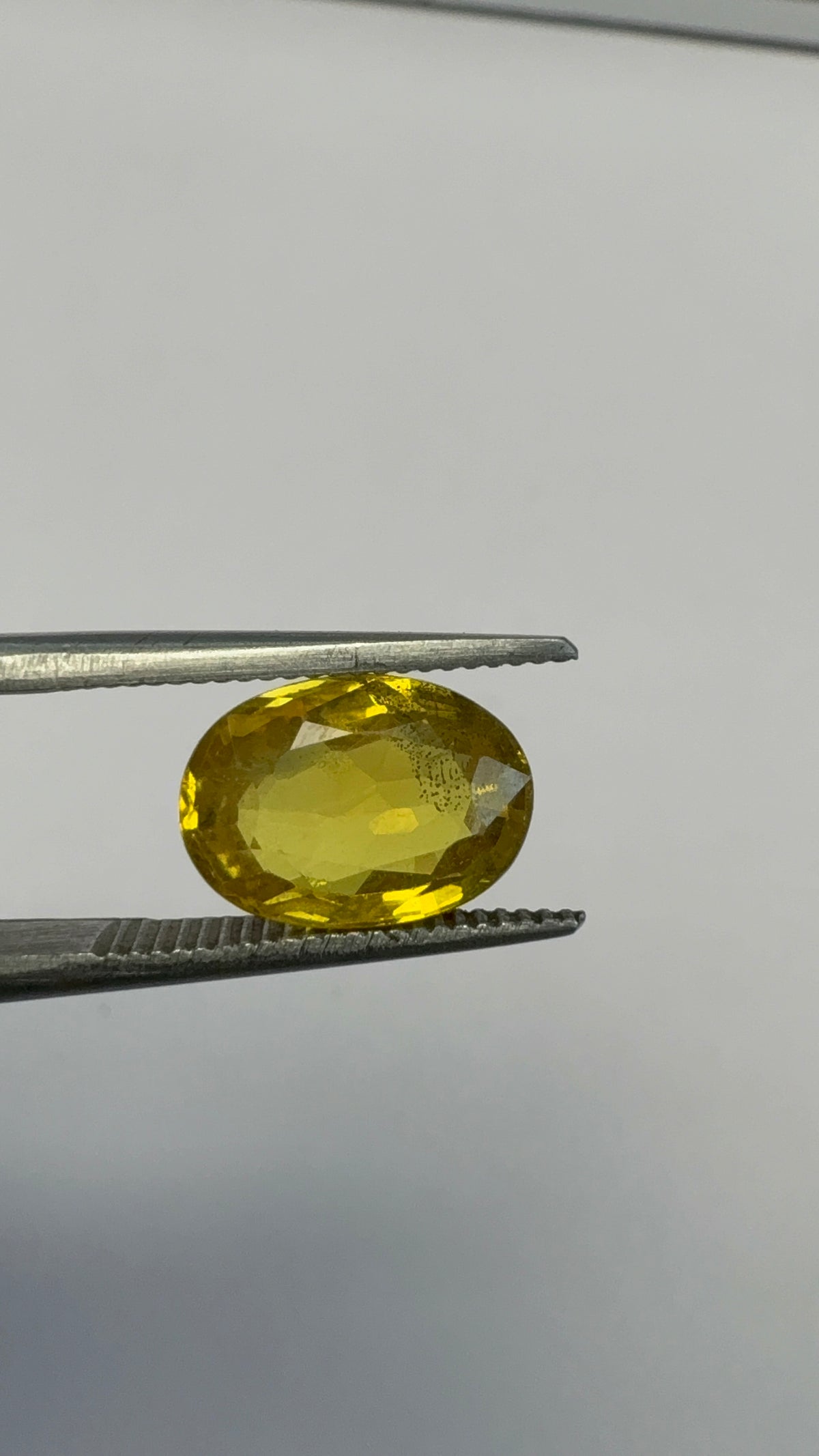Yellow Sapphire 3.27 carat BKR-266 close view