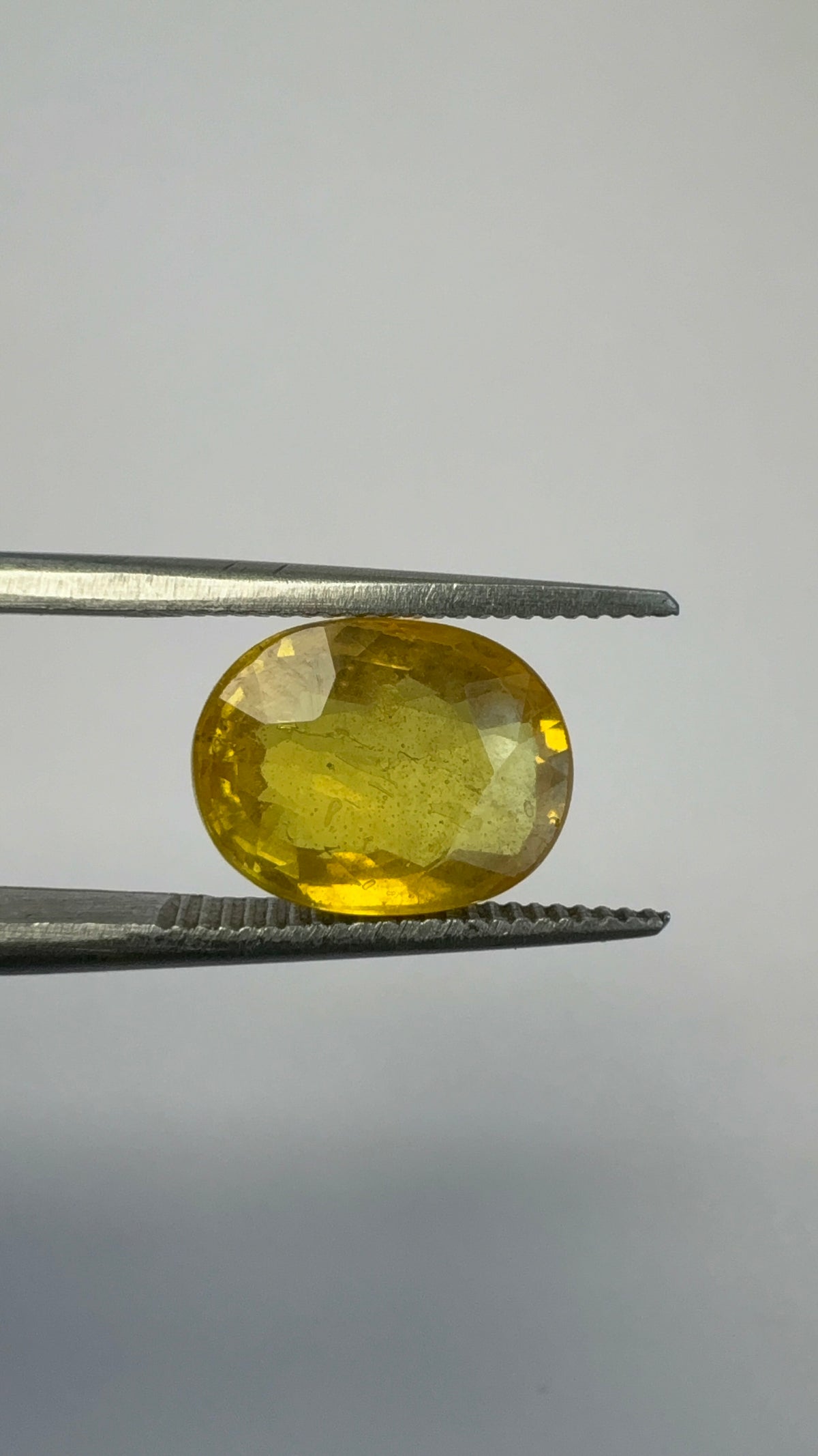 Yellow Sapphire – 3.85 Carat – Thailand — exact stone view 4