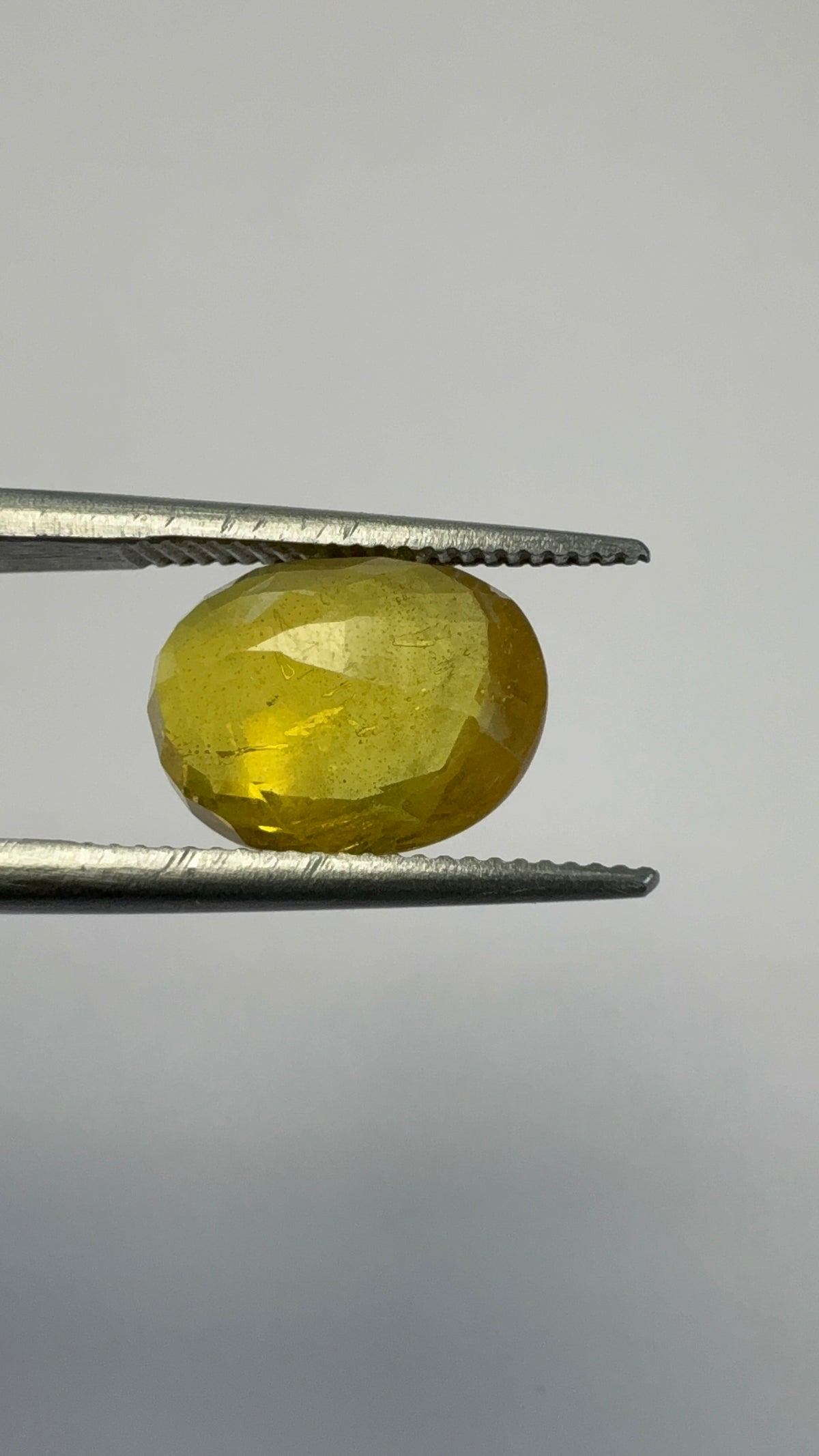 Yellow Sapphire – 3.85 Carat – Thailand — exact stone view 5