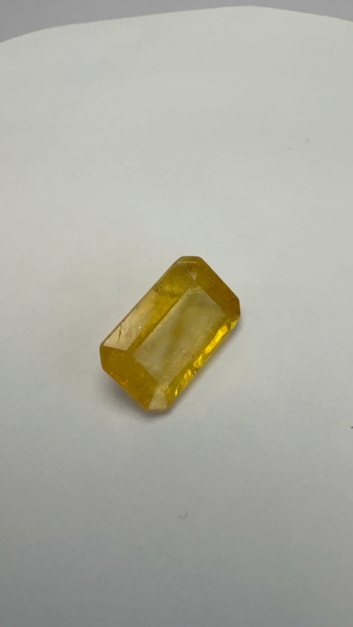Yellow Sapphire 4.21 carat BKR-291 face-up view