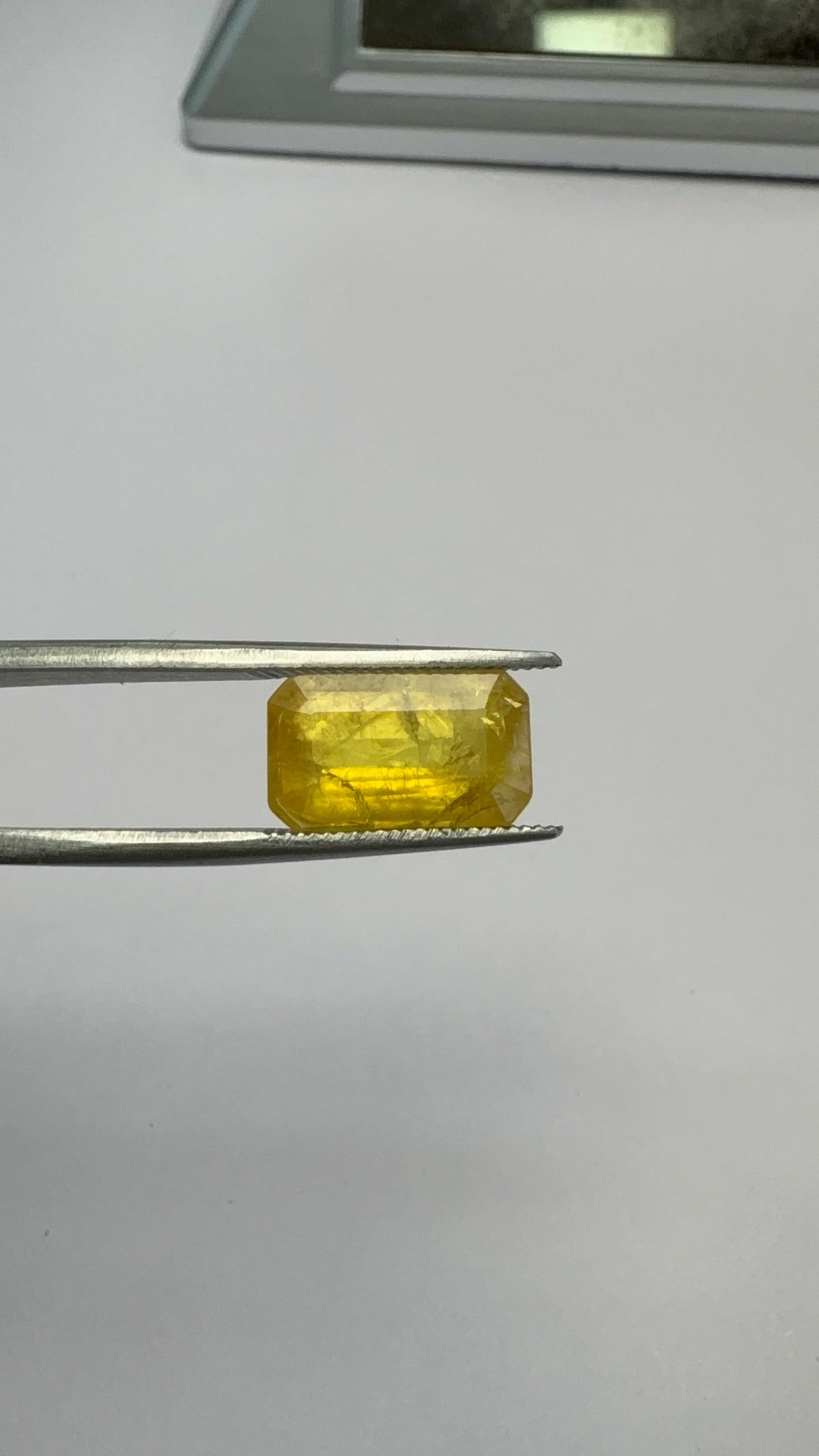 Yellow Sapphire 4.21 carat BKR-291 close view