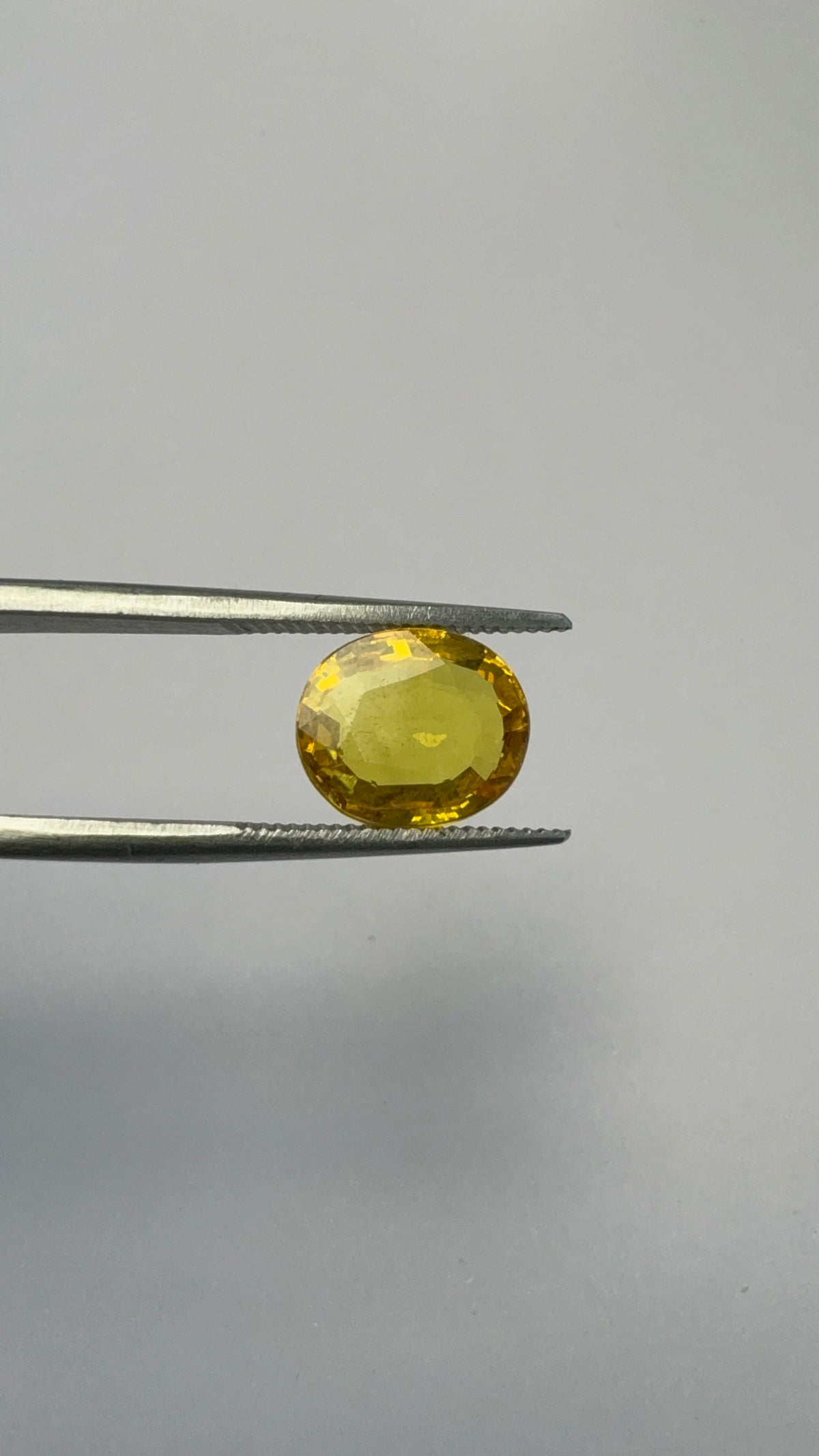 Yellow Sapphire 3.93 carat BKR-34 close view