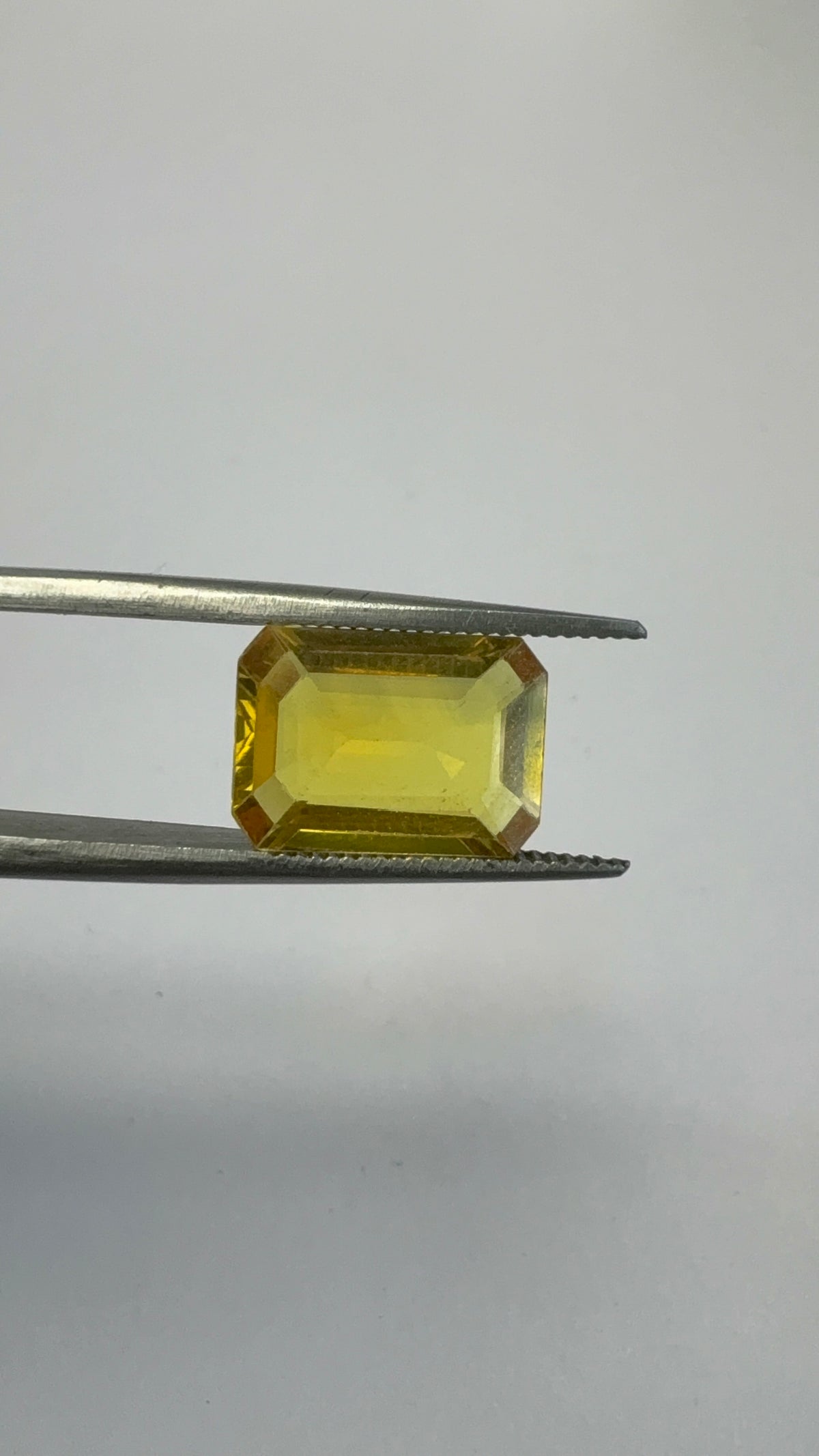 Yellow Sapphire 3.97 carat BKR-72 close view