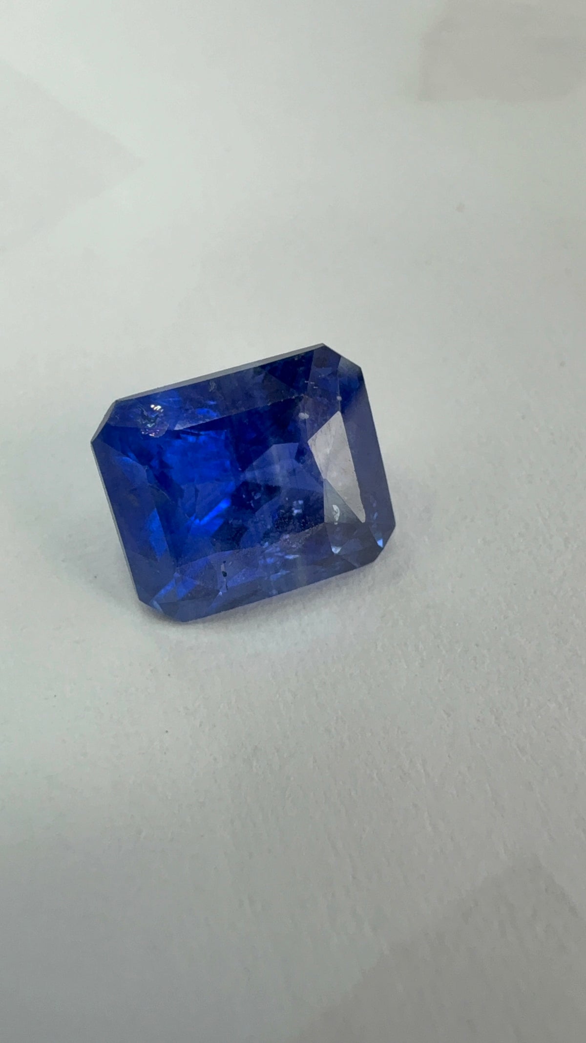 Blue Sapphire 4.00 carat BSR-3 alternate face-up view
