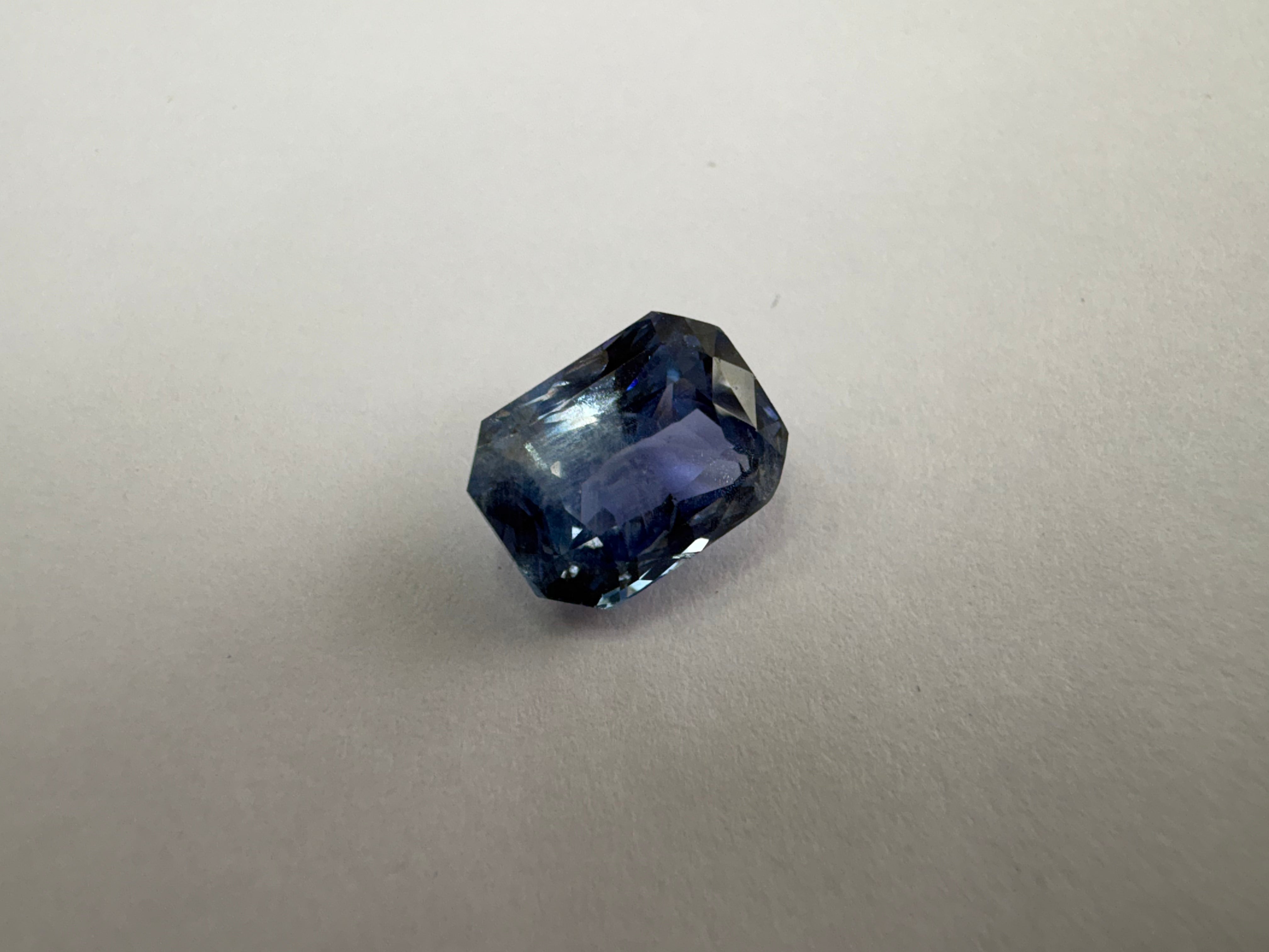 Blue Sapphire 5.10 carat BSR-32 close view