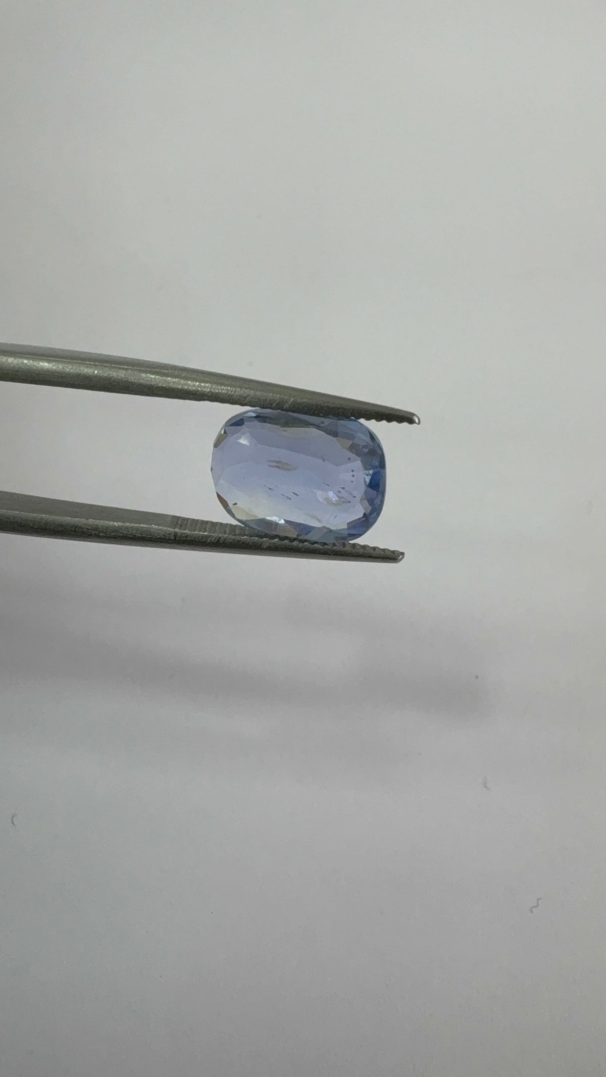 Blue Sapphire 4.04 carat BSR-33 face-up view