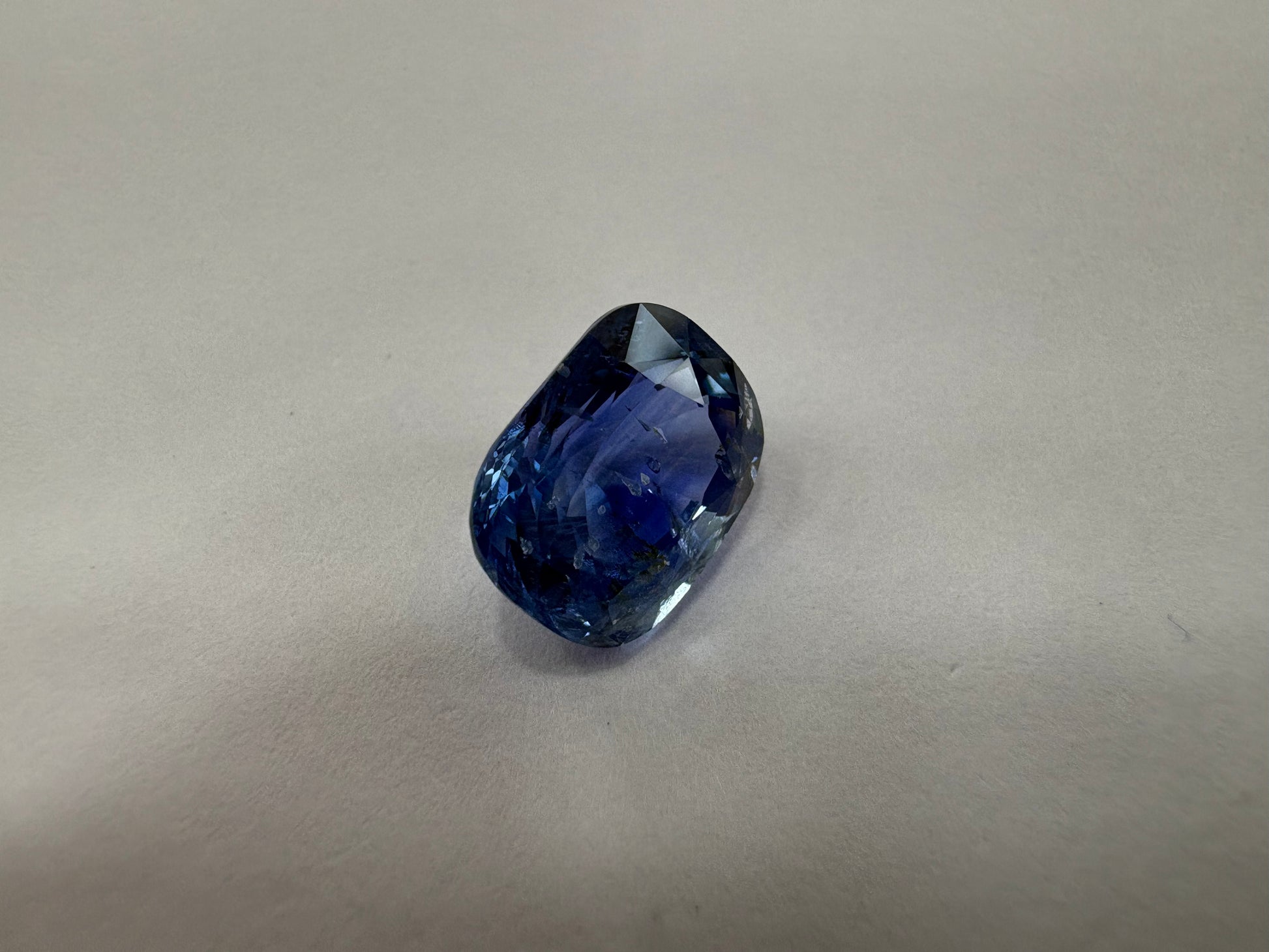 Blue Sapphire 4.00 carat BSR-57 close view
