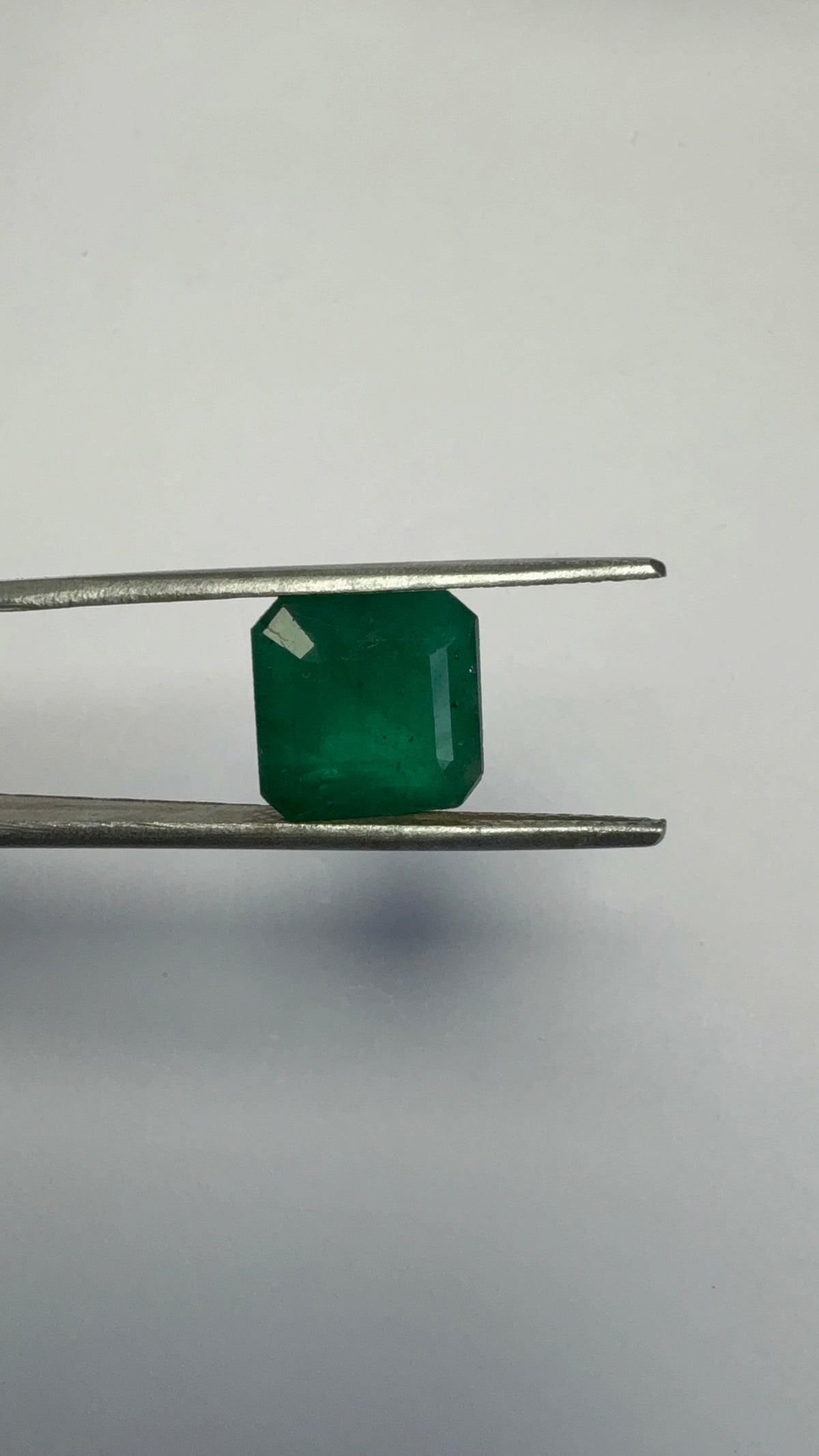Emerald 8.88 carat EMER-118 close view
