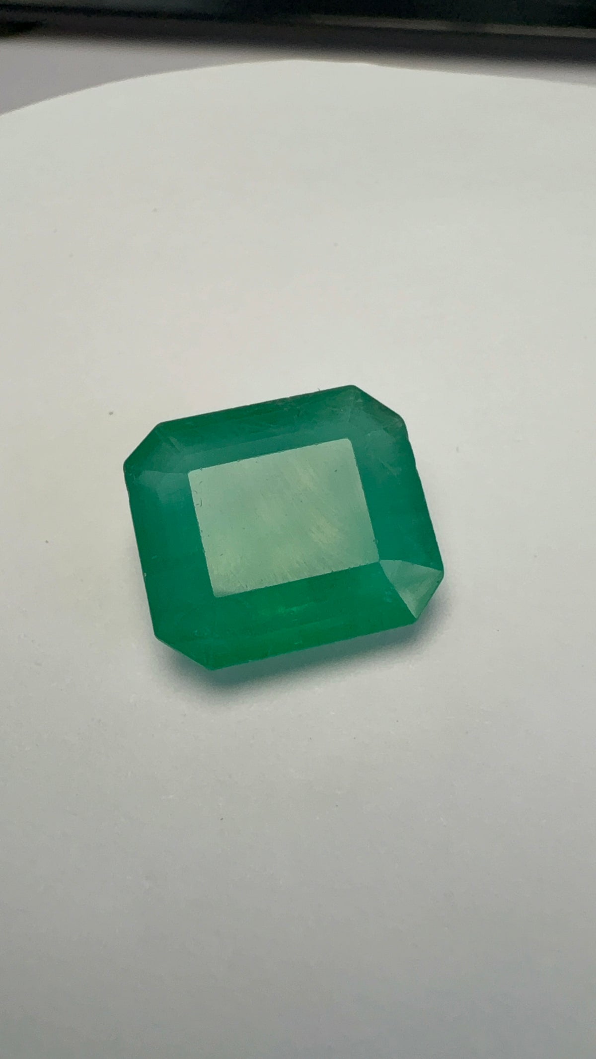 Emerald 8.60 carat EMER-16 close view