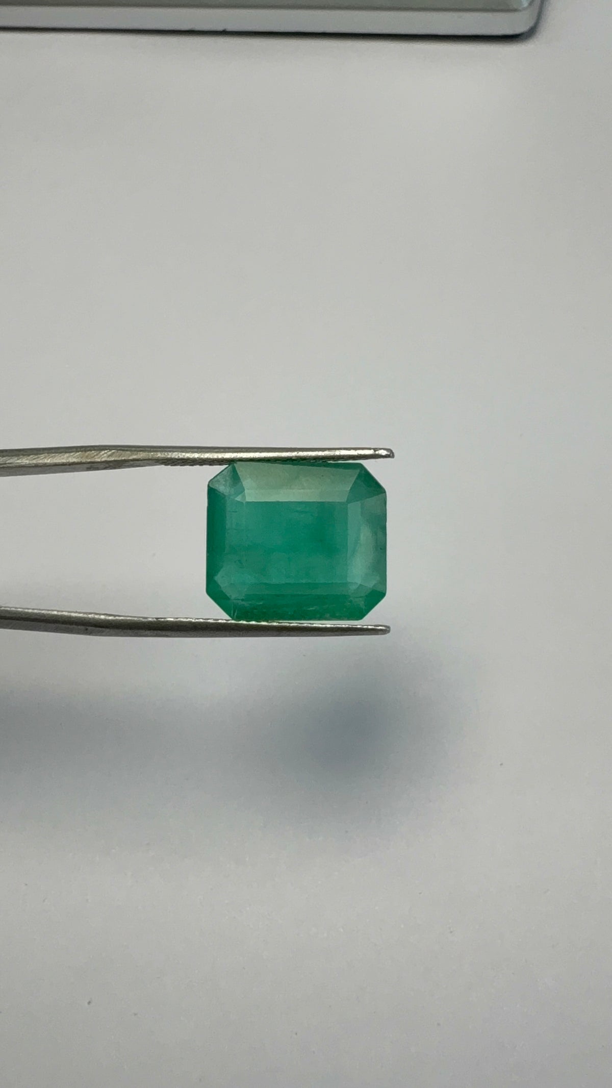Emerald 8.60 carat EMER-16 reverse view