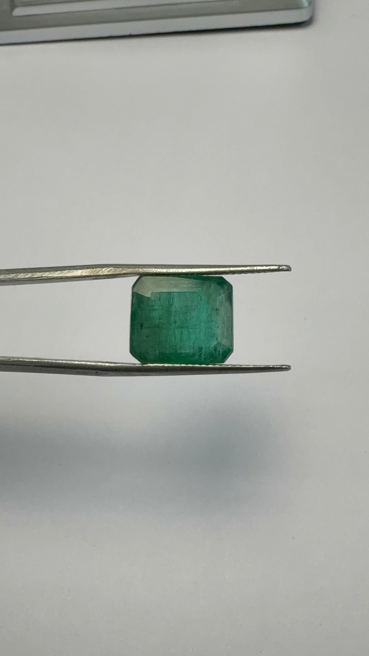Emerald 9.15 carat EMER-60 close view