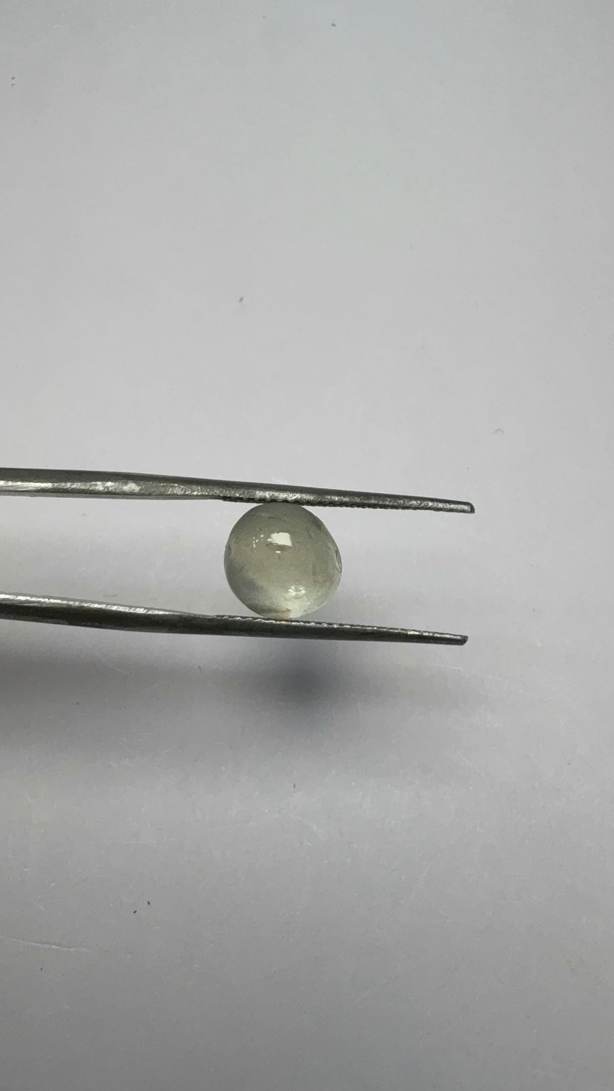 Cat's Eye 4.39 carat LAR-03 angled view