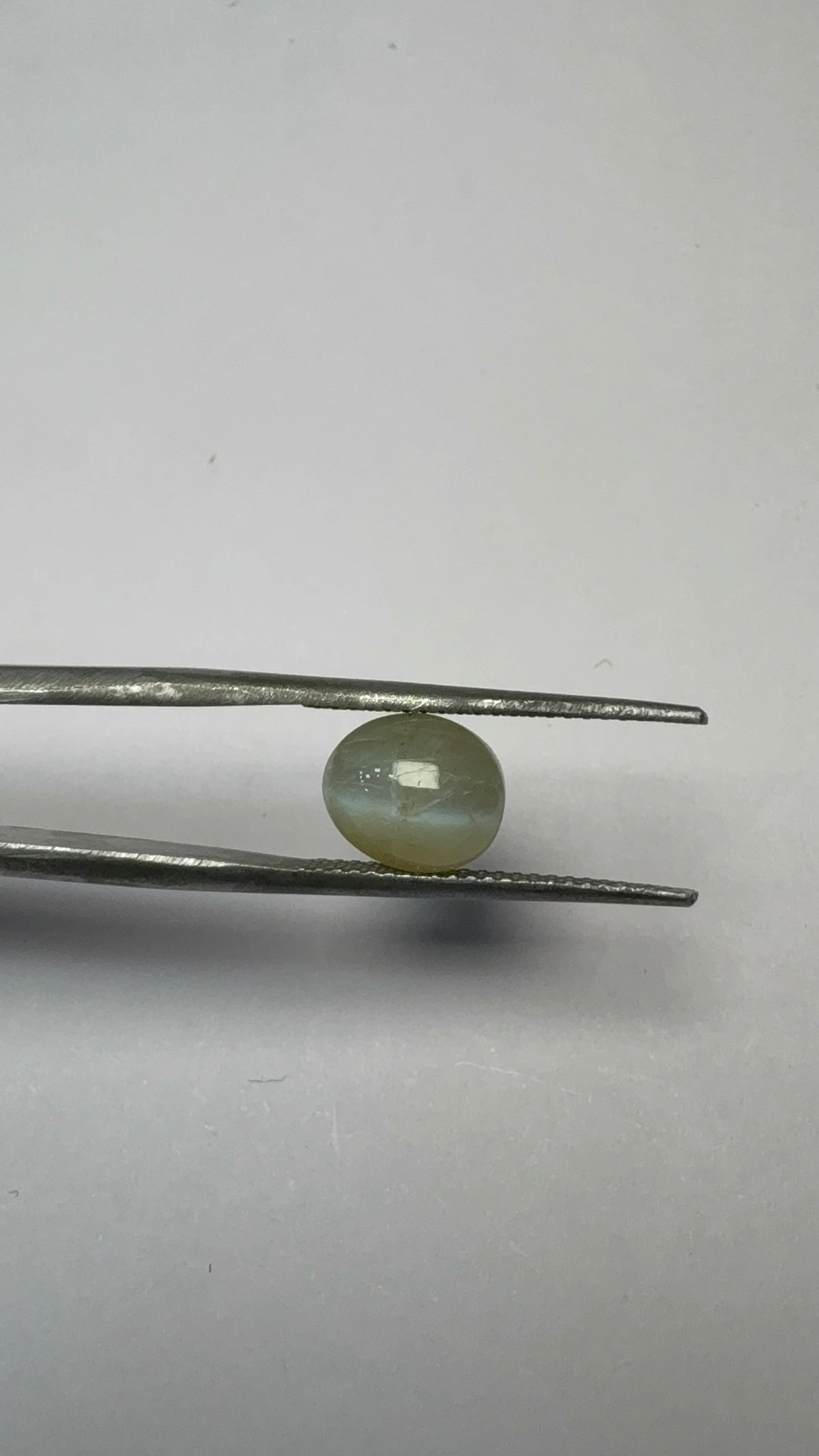 Cat's Eye 3.11 carat LAR-07 angled view