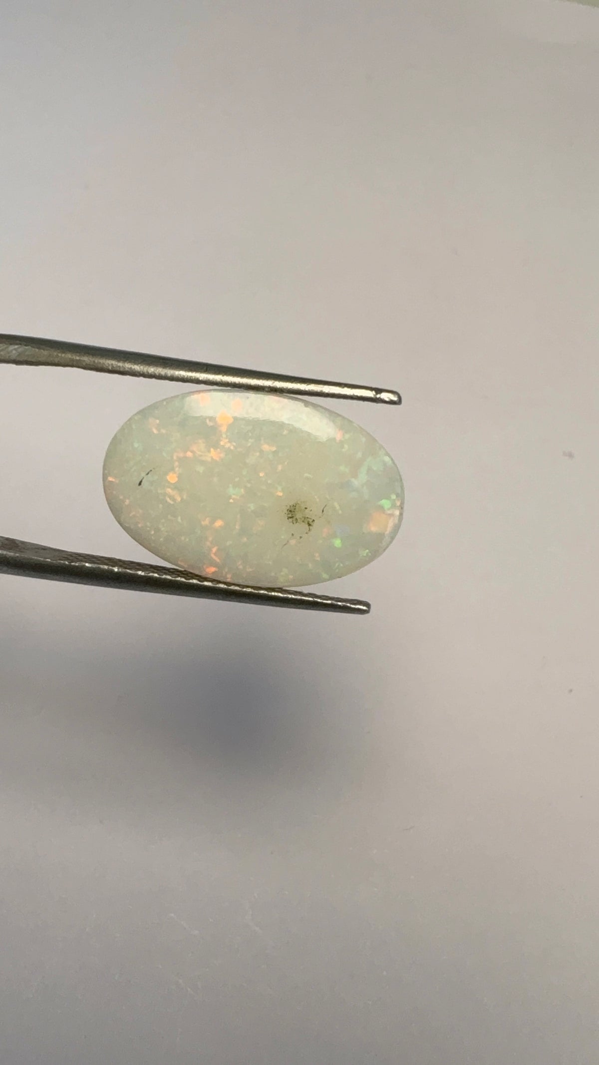 Opal 4.35 carat OPR-35 face-up view