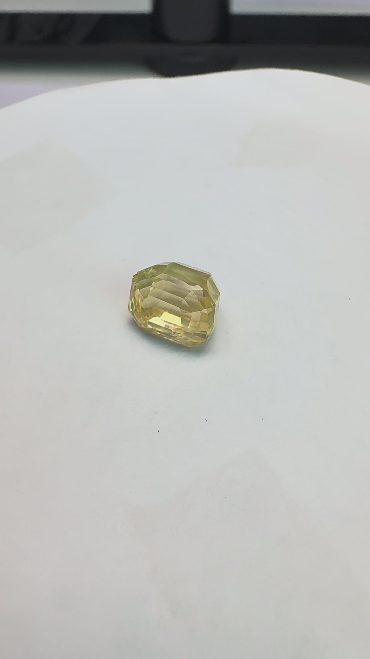 Yellow Sapphire 4.05 carat YSR-281 product reel