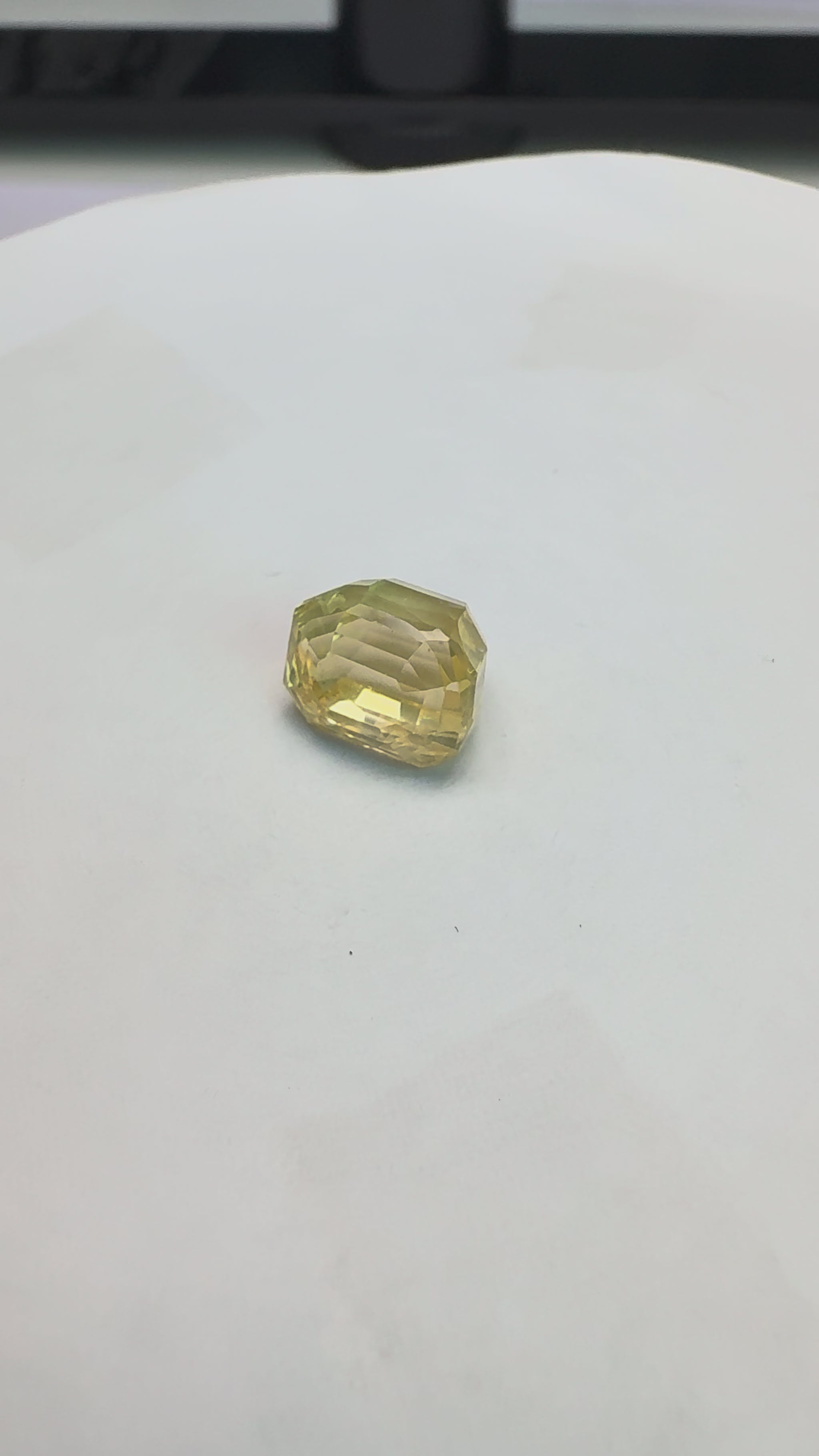 Yellow Sapphire 4.05 carat YSR-281 product reel