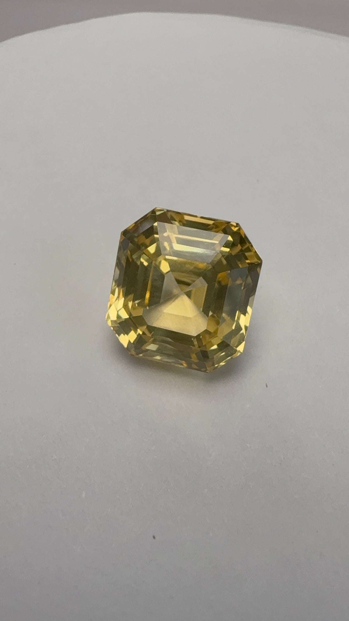 Yellow Sapphire 11.31 carat SYS-21 face-up view