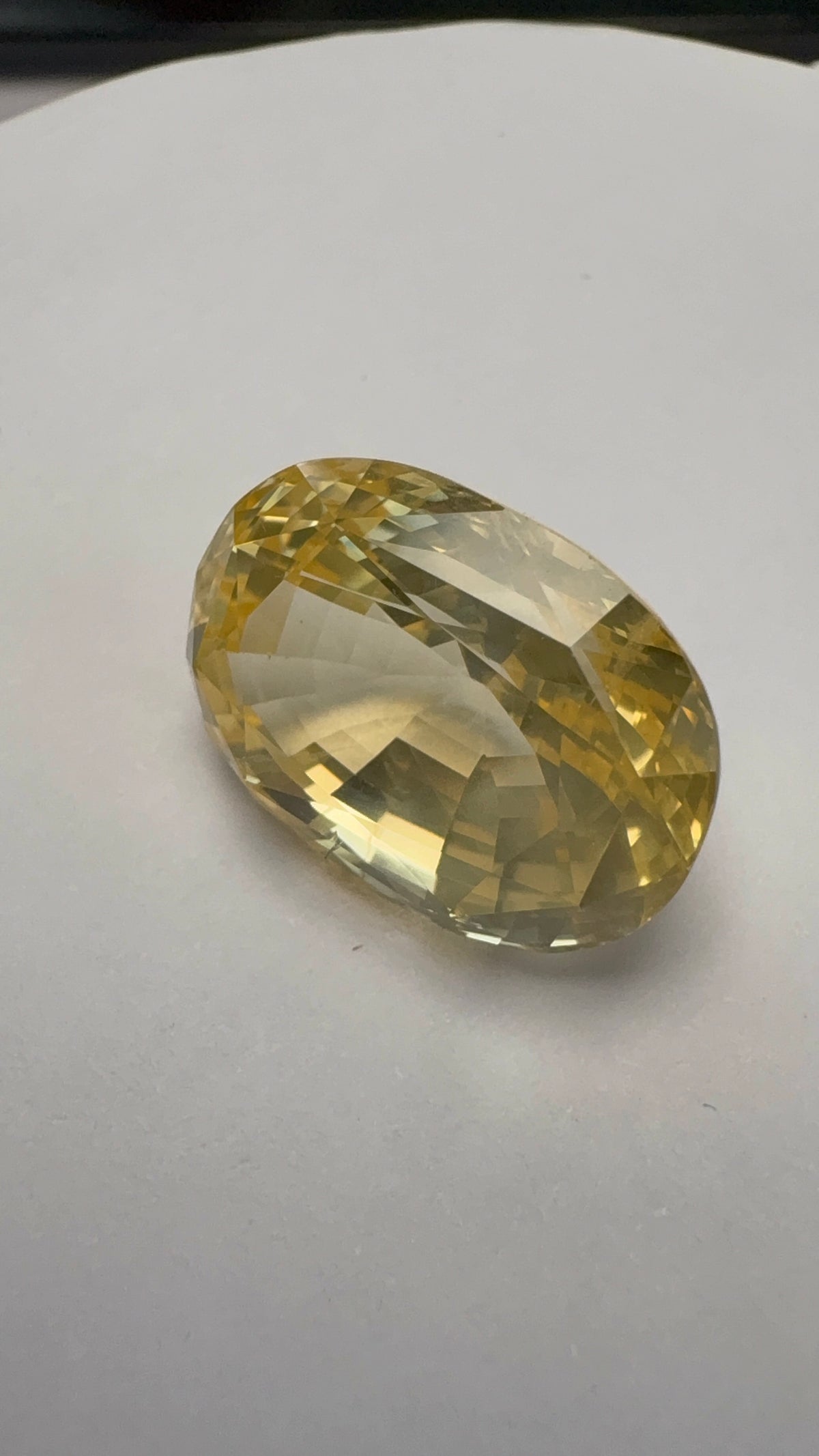 Yellow Sapphire 23.83 carat SYS-23 face-up view