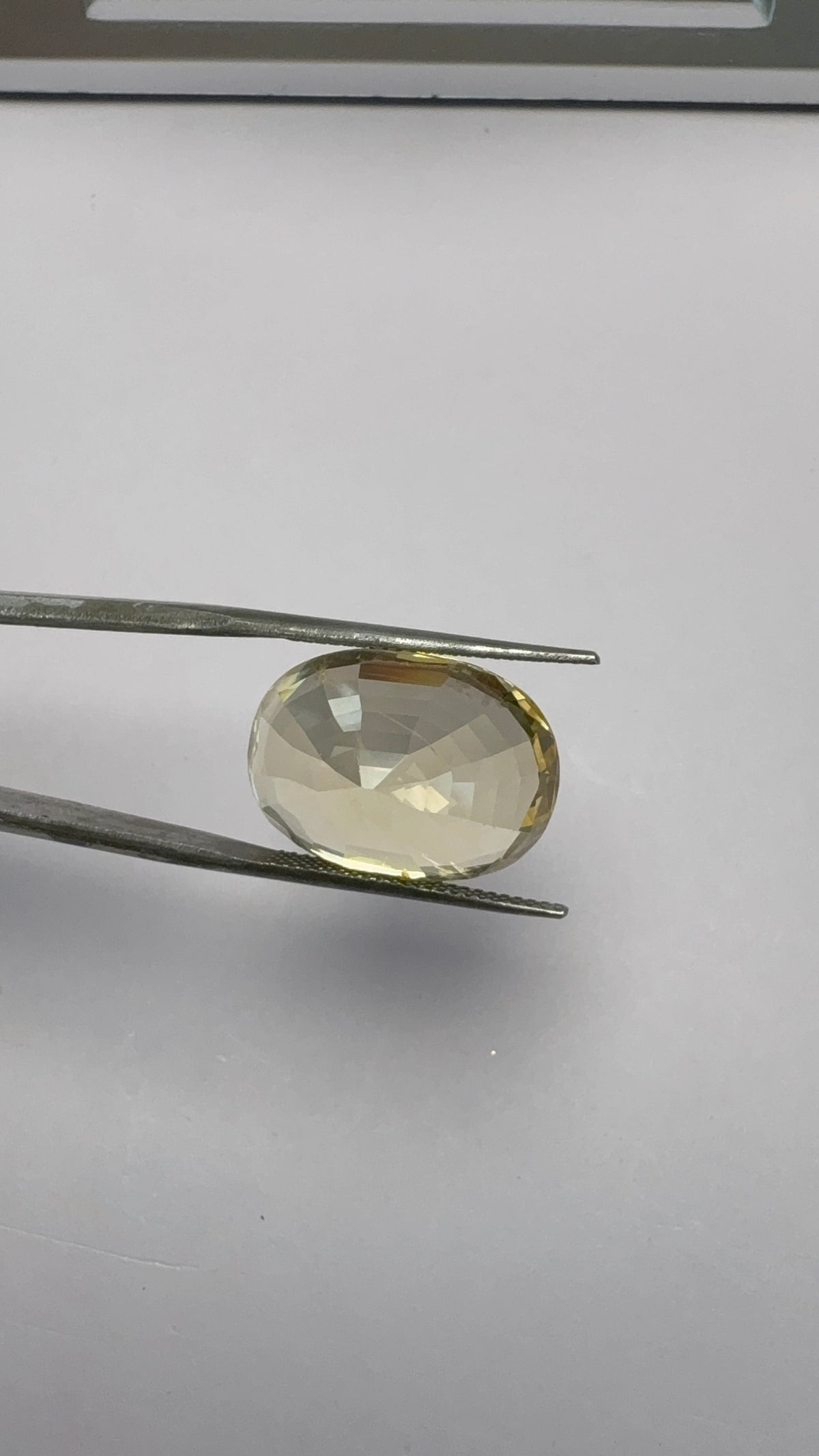 Yellow Sapphire 23.83 carat SYS-23 detail view 9