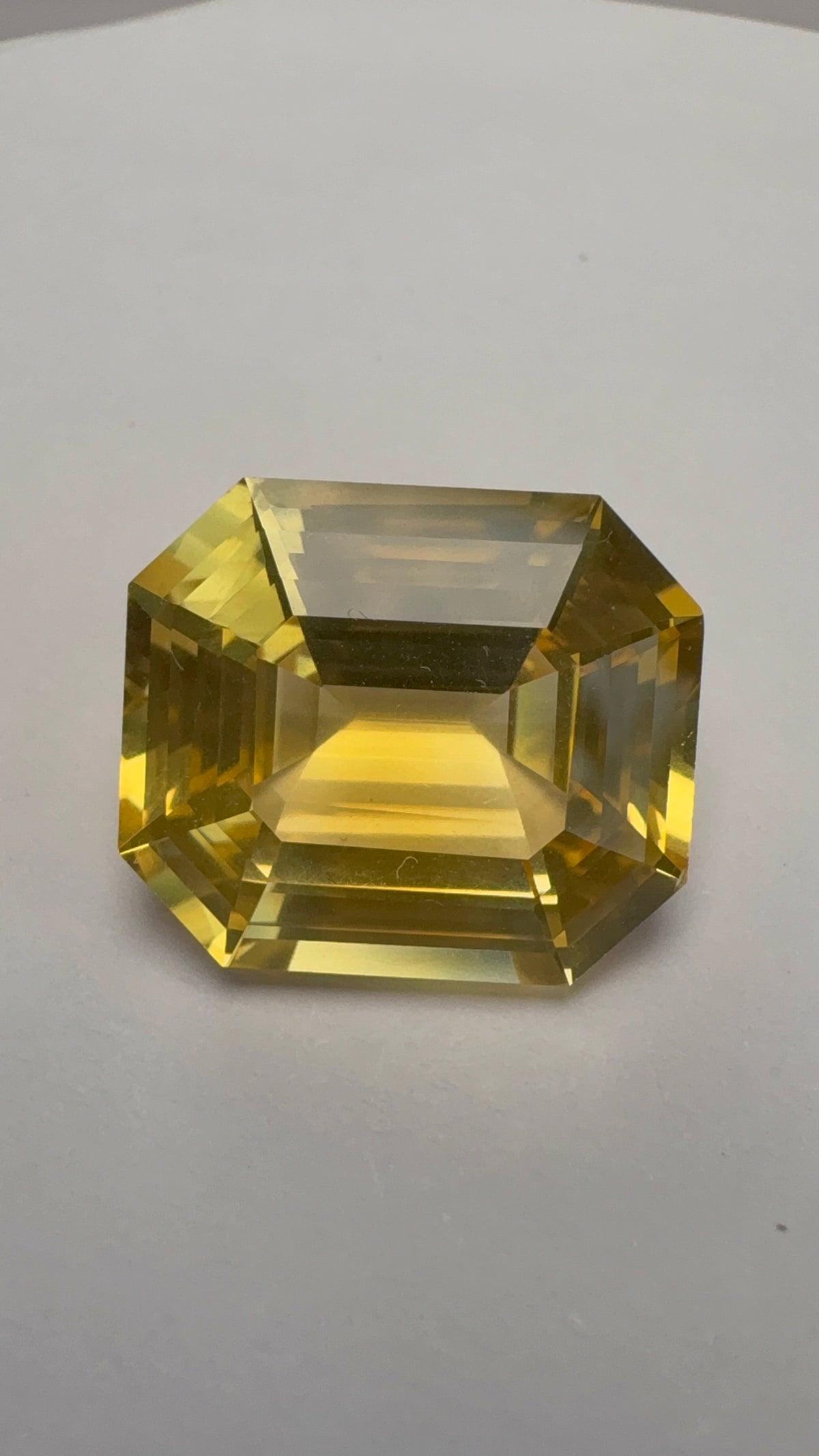 Yellow Sapphire 16.11 carat SYS-37 face-up view
