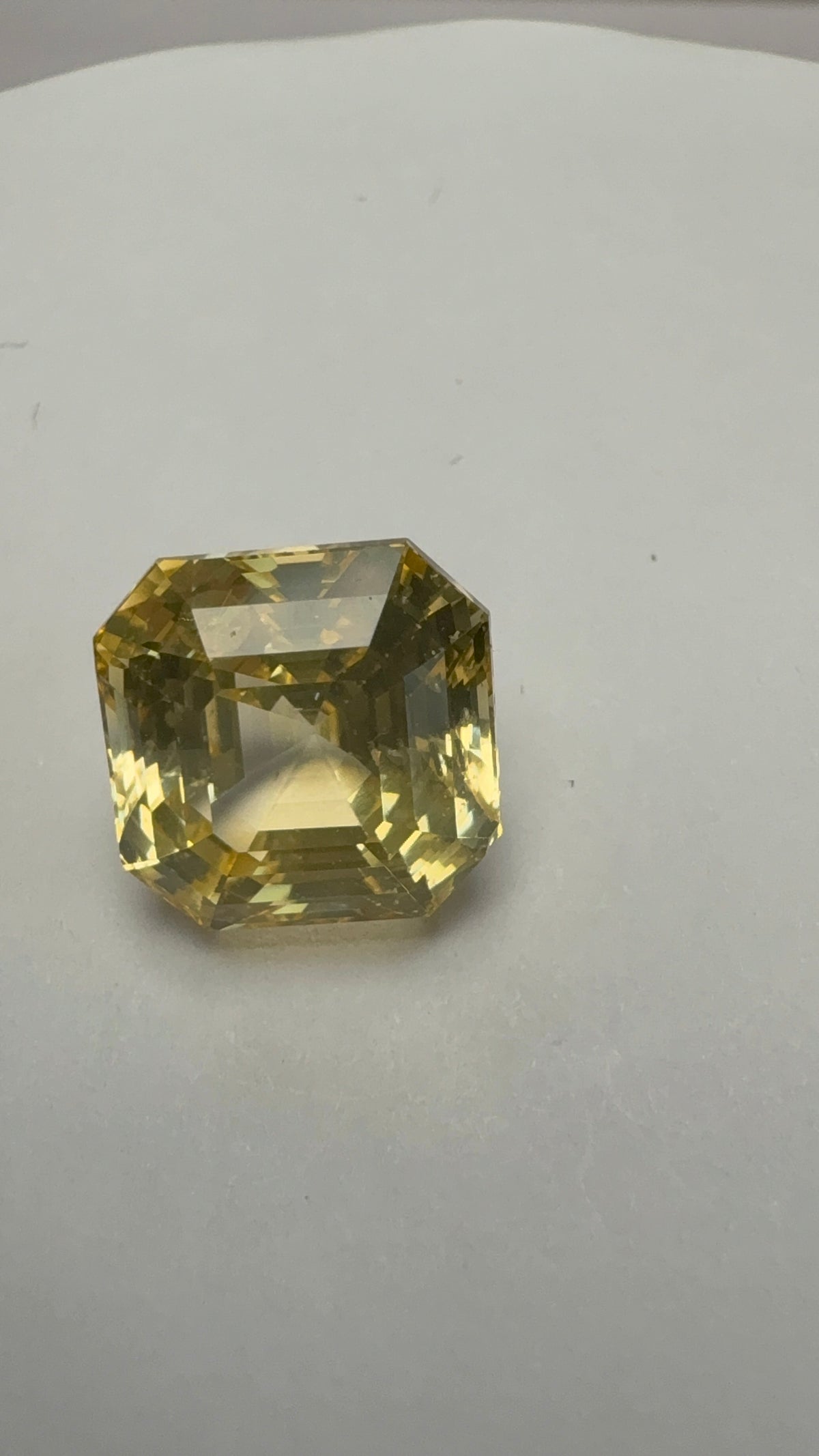 Yellow Sapphire 11.80 carat SYS-43 face-up view