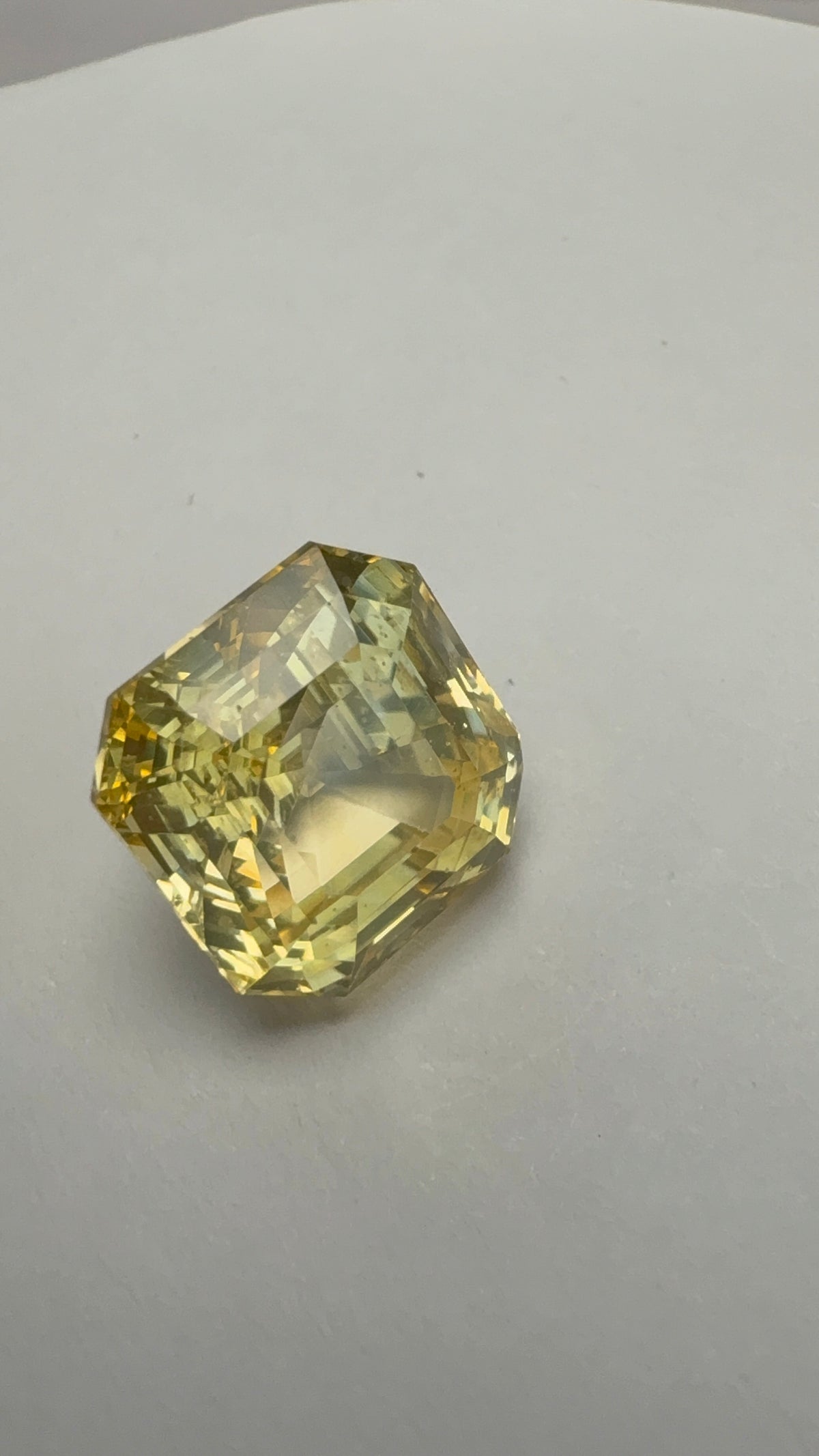 Yellow Sapphire 11.80 carat SYS-43 alternate face-up view