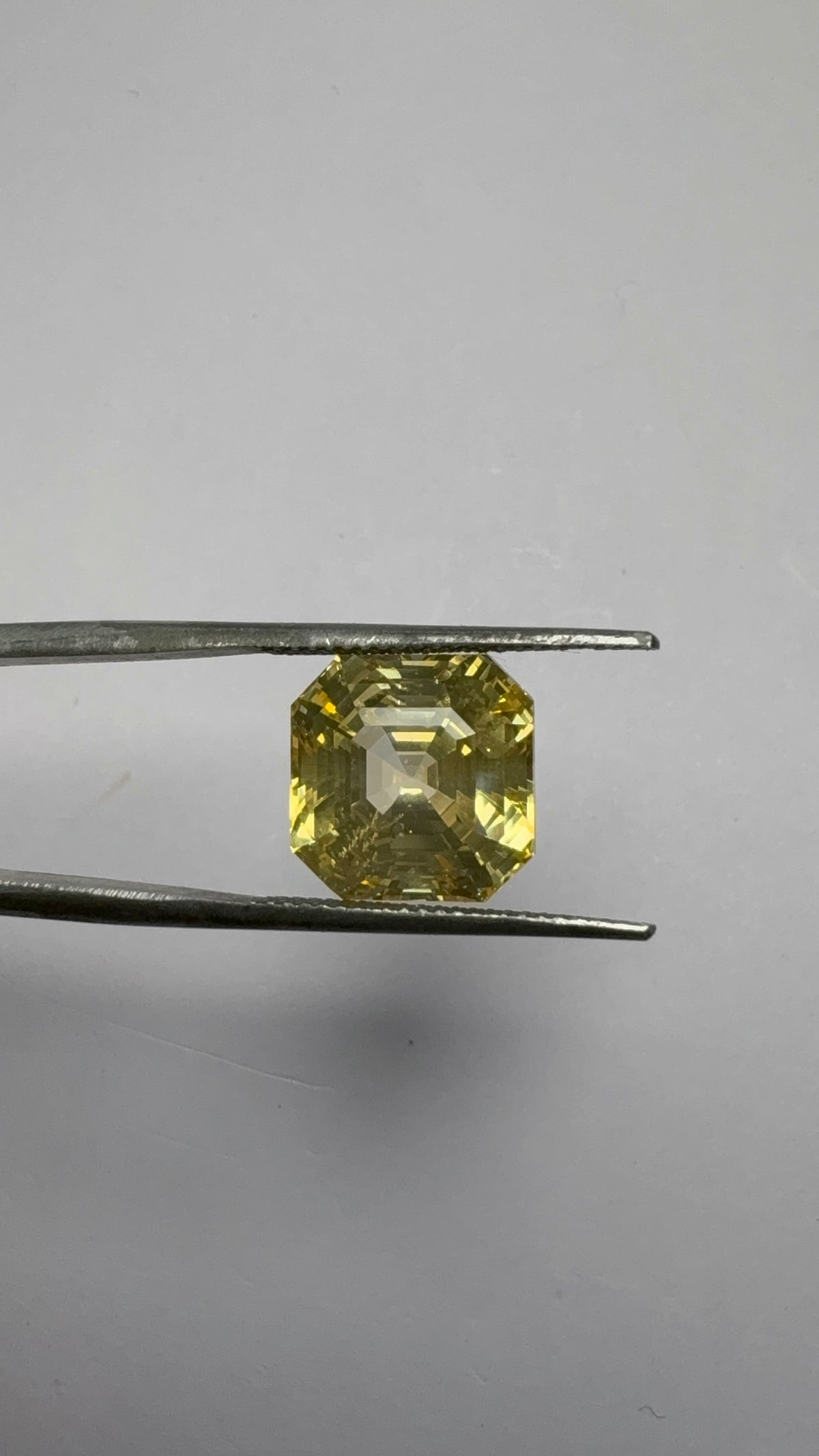 Yellow Sapphire 11.80 carat SYS-43 close view