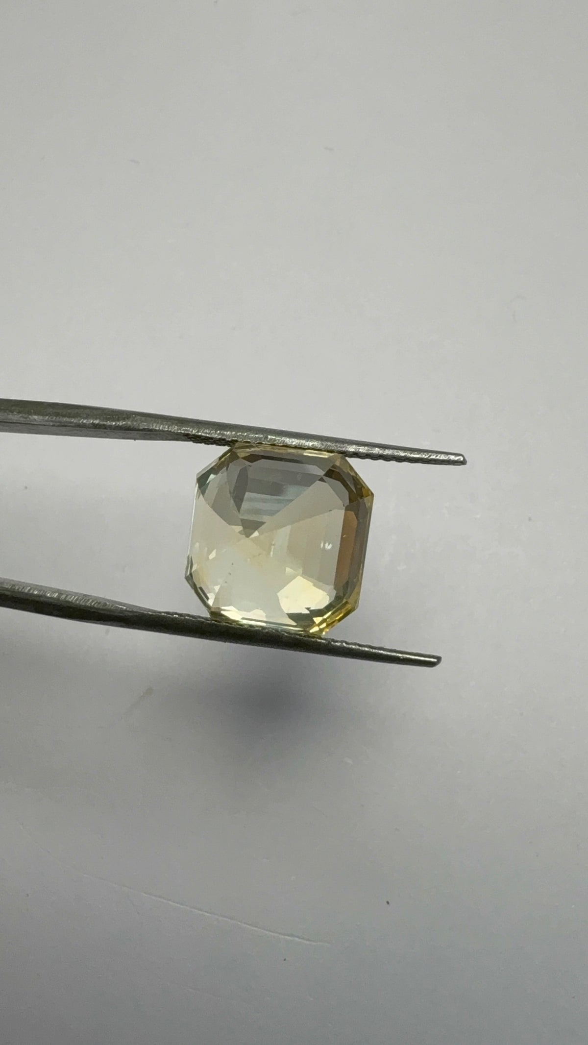 Yellow Sapphire 11.80 carat SYS-43 reverse view