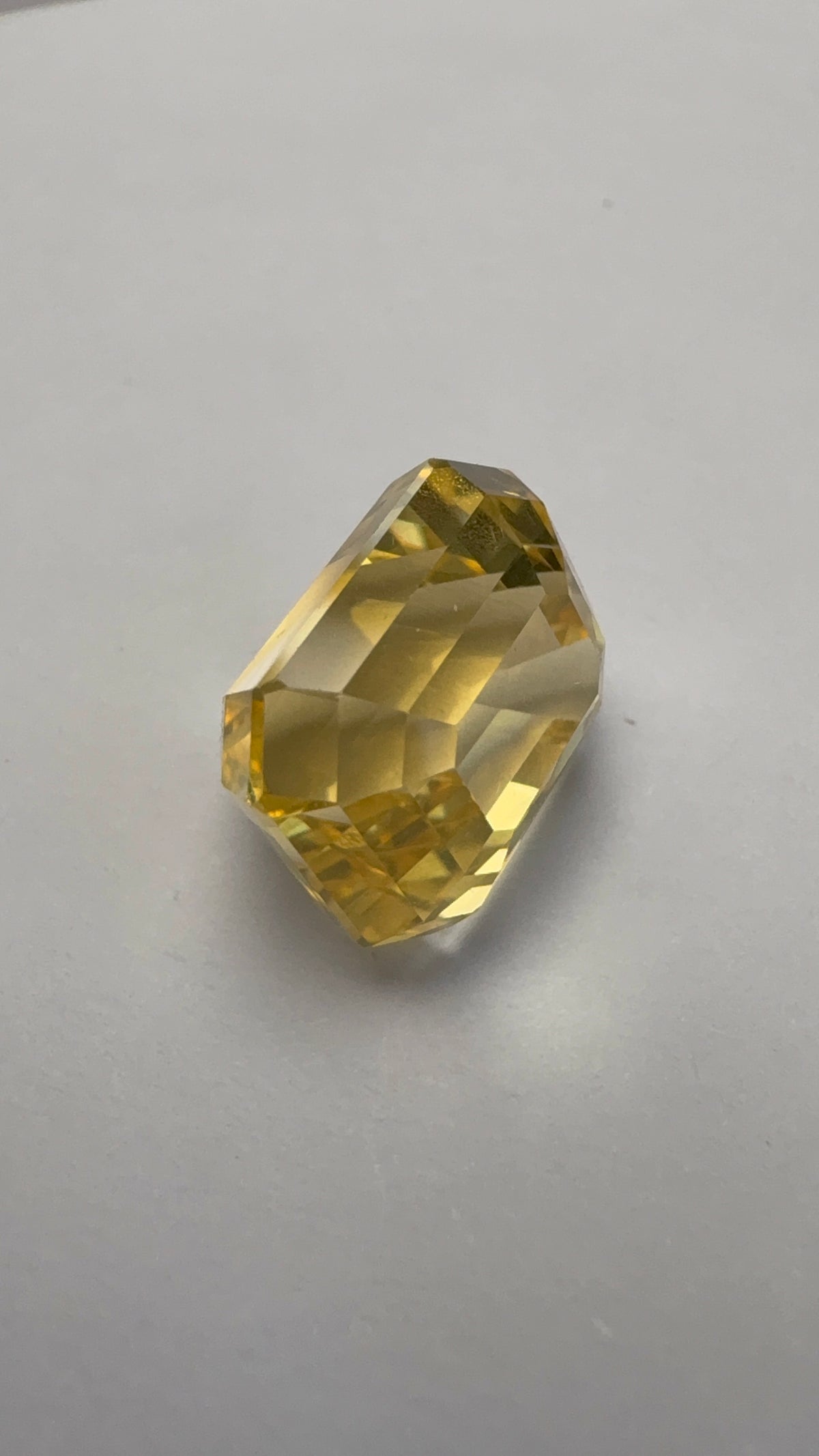 Yellow Sapphire 10.15 carat SYS-8 face-up view
