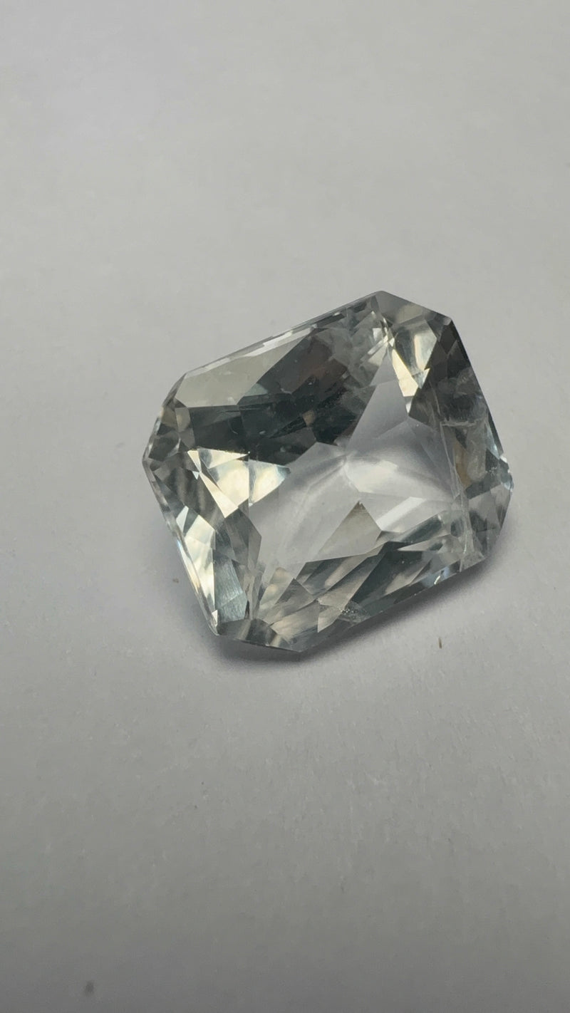 வெள்ளை நீலம் (White Sapphire) – 6.15 காரட் – இலங்கை – ஆத்மாஸ்