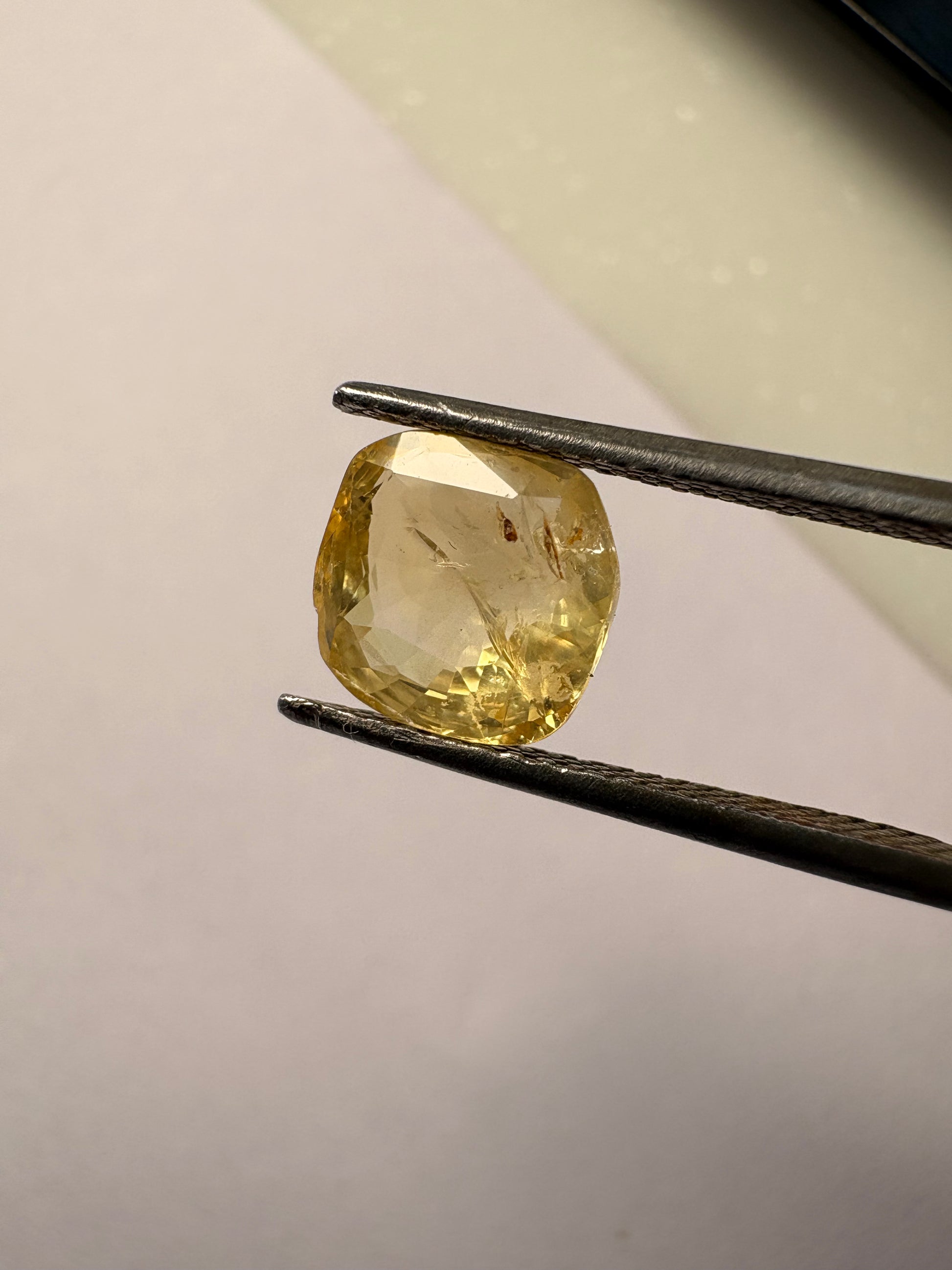 Yellow Sapphire 3.03 carat YSR-106 face-up view