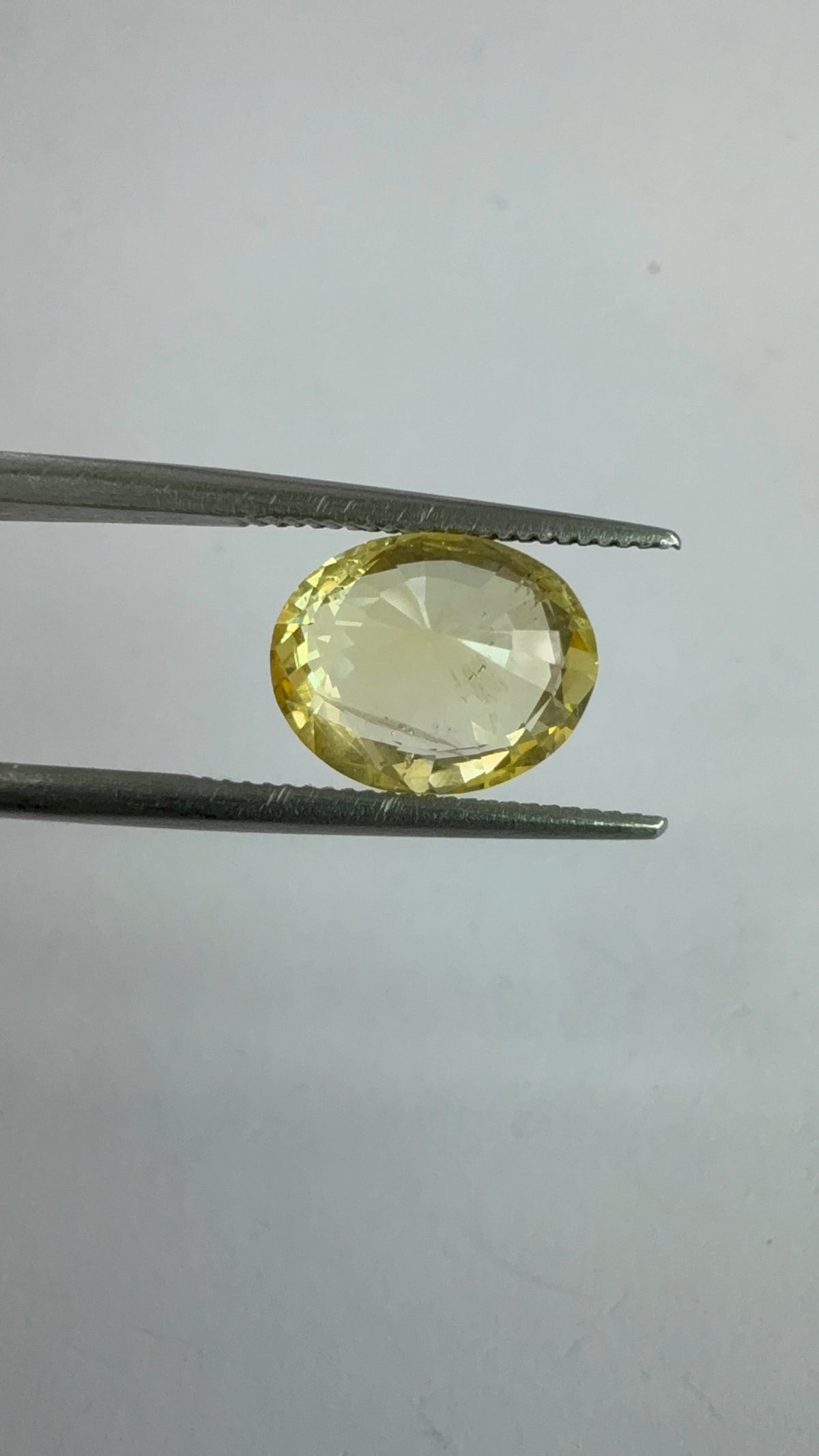 Yellow Sapphire 3.15 carat YSR-118 face-up view