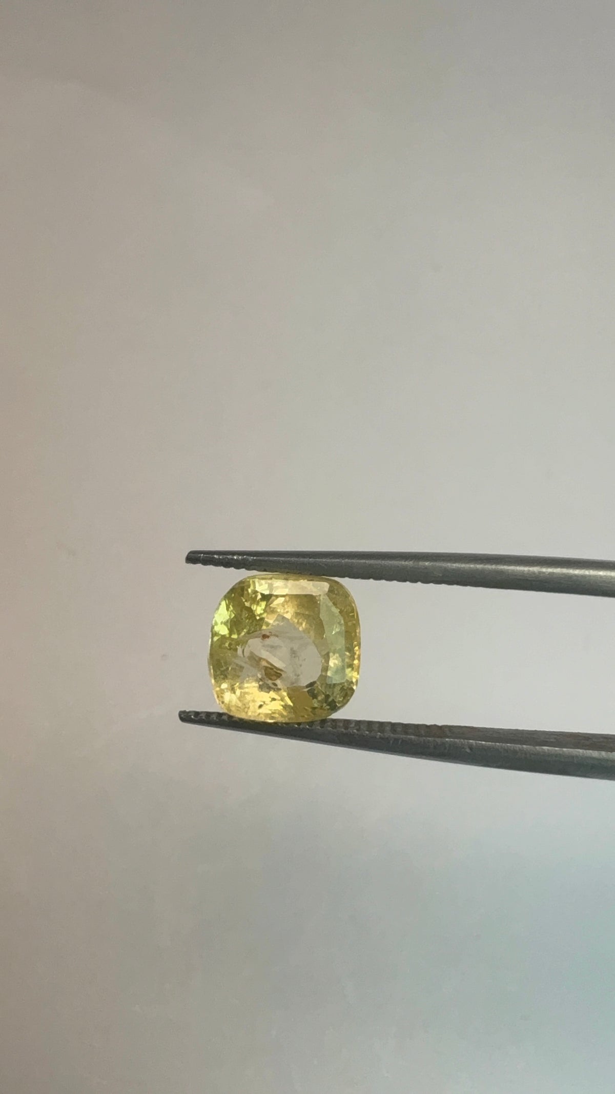 Yellow Sapphire 3.17 carat YSR-12 alternate face-up view