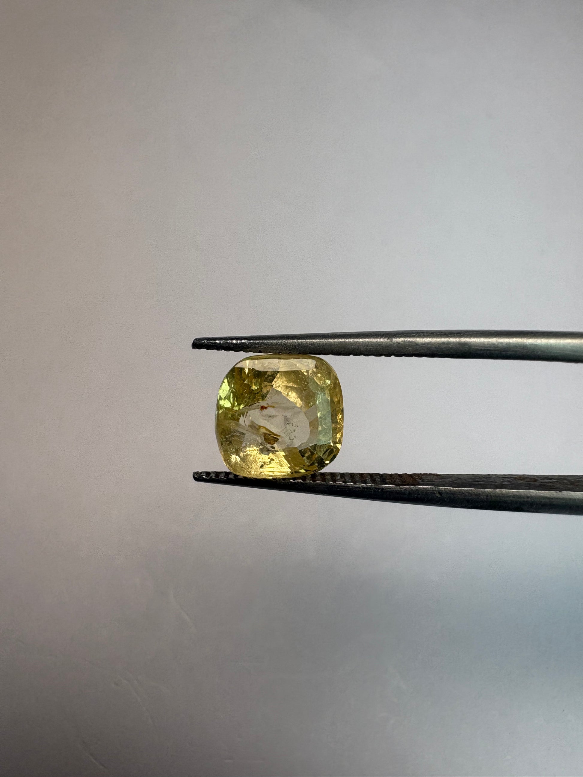 Yellow Sapphire 3.17 carat YSR-12 close view