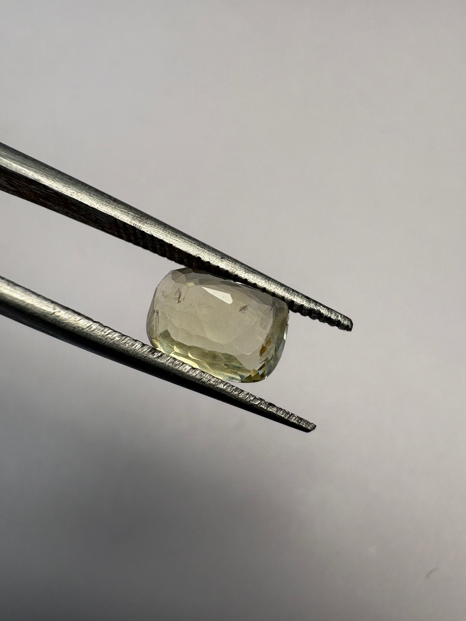 Yellow Sapphire 3.10 carat YSR-128 face-up view