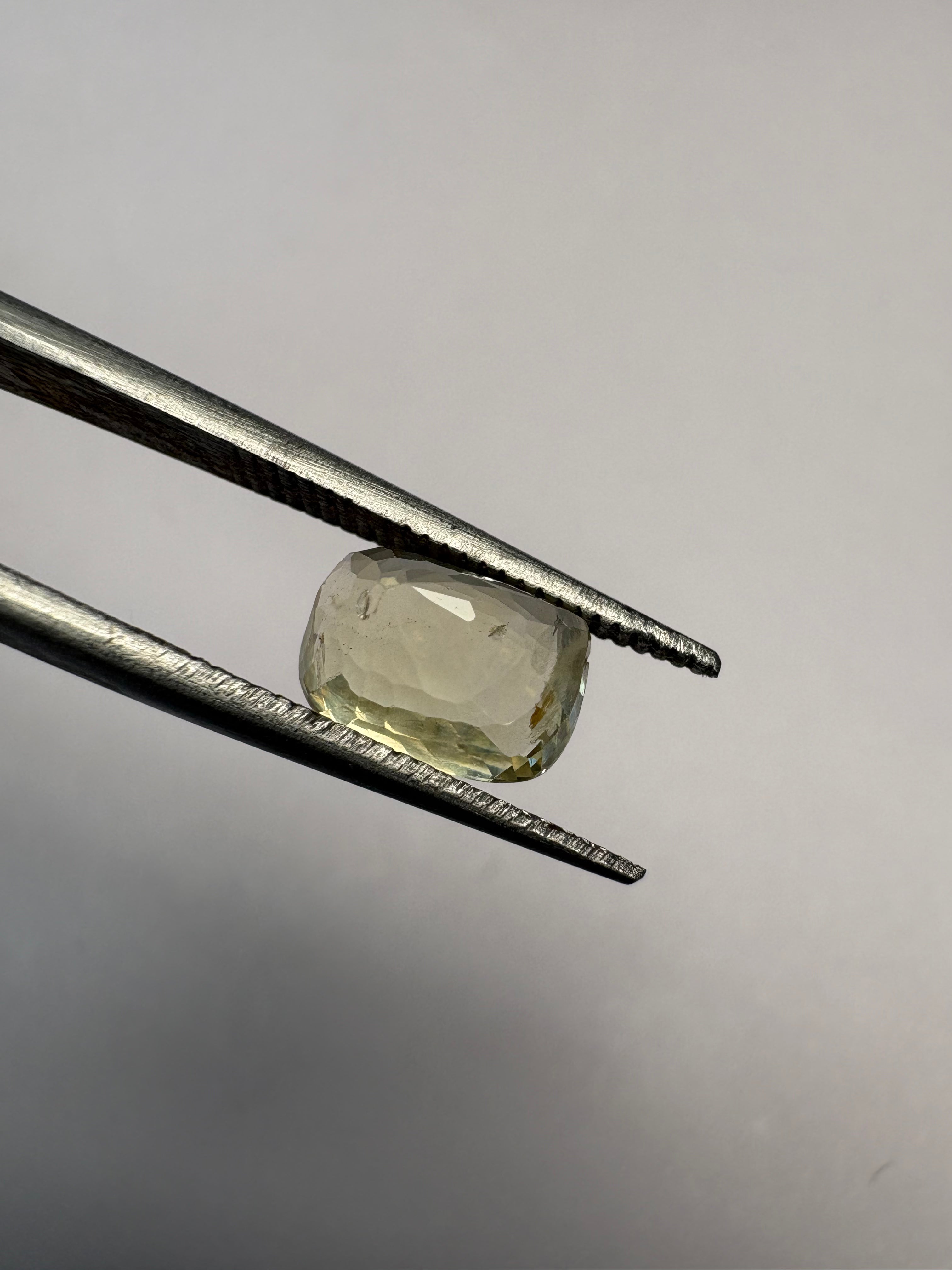 Yellow Sapphire 3.10 carat YSR-128 face-up view