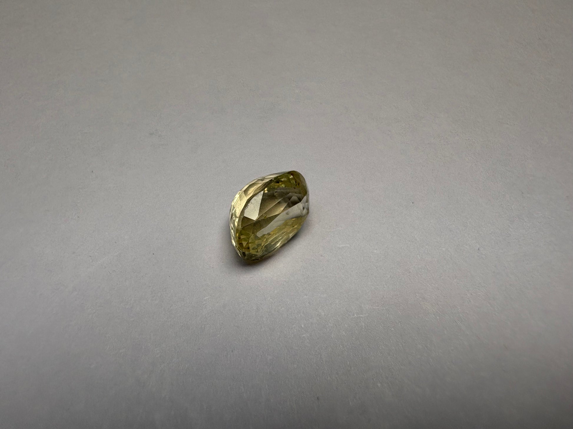 Yellow Sapphire 3.10 carat YSR-128 close view