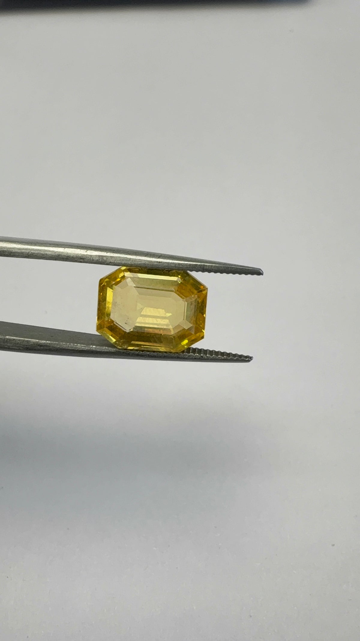 Yellow Sapphire 6.03 carat YSR-13 close view