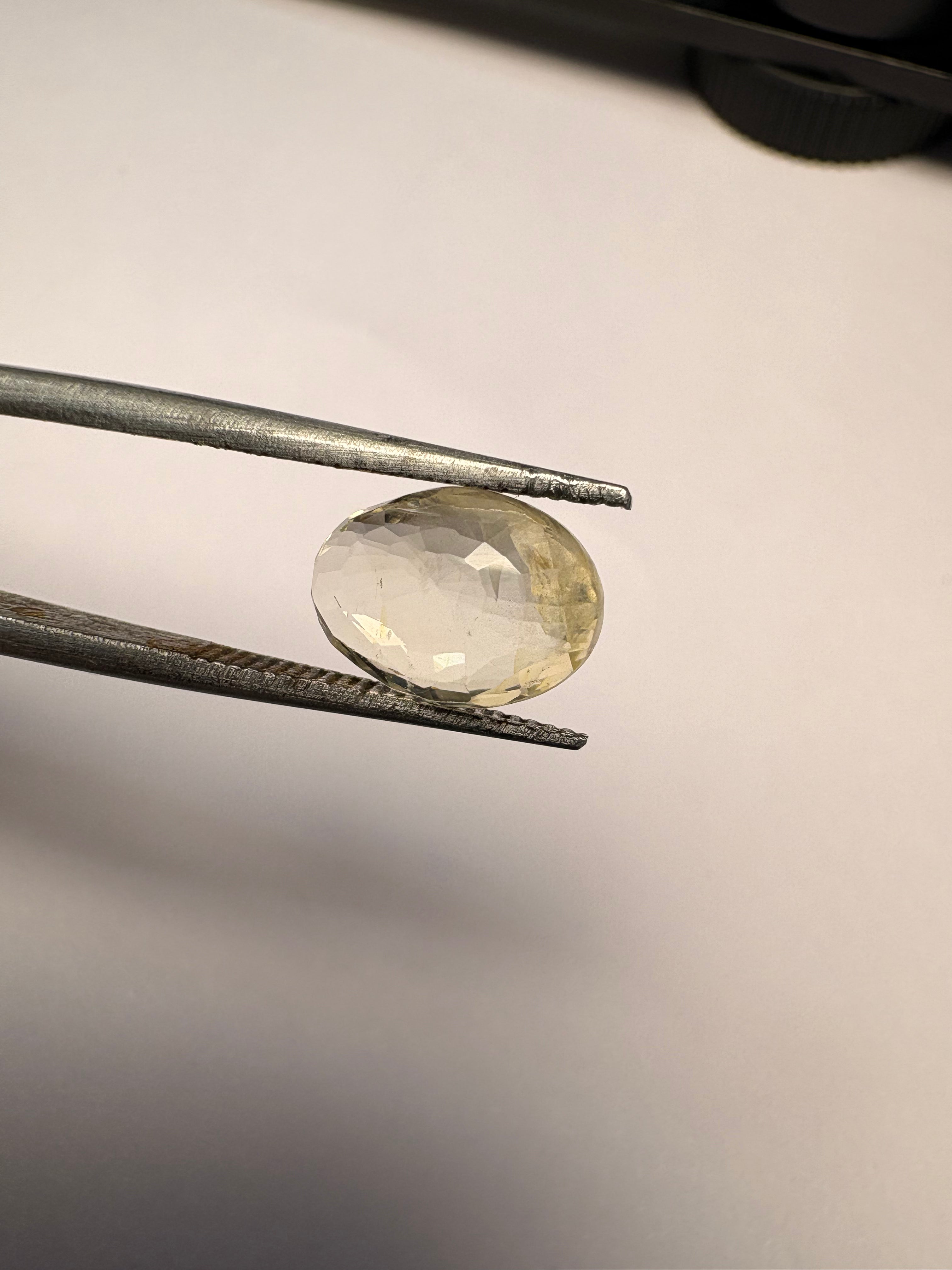 Yellow Sapphire 3.07 carat YSR-175 face-up view