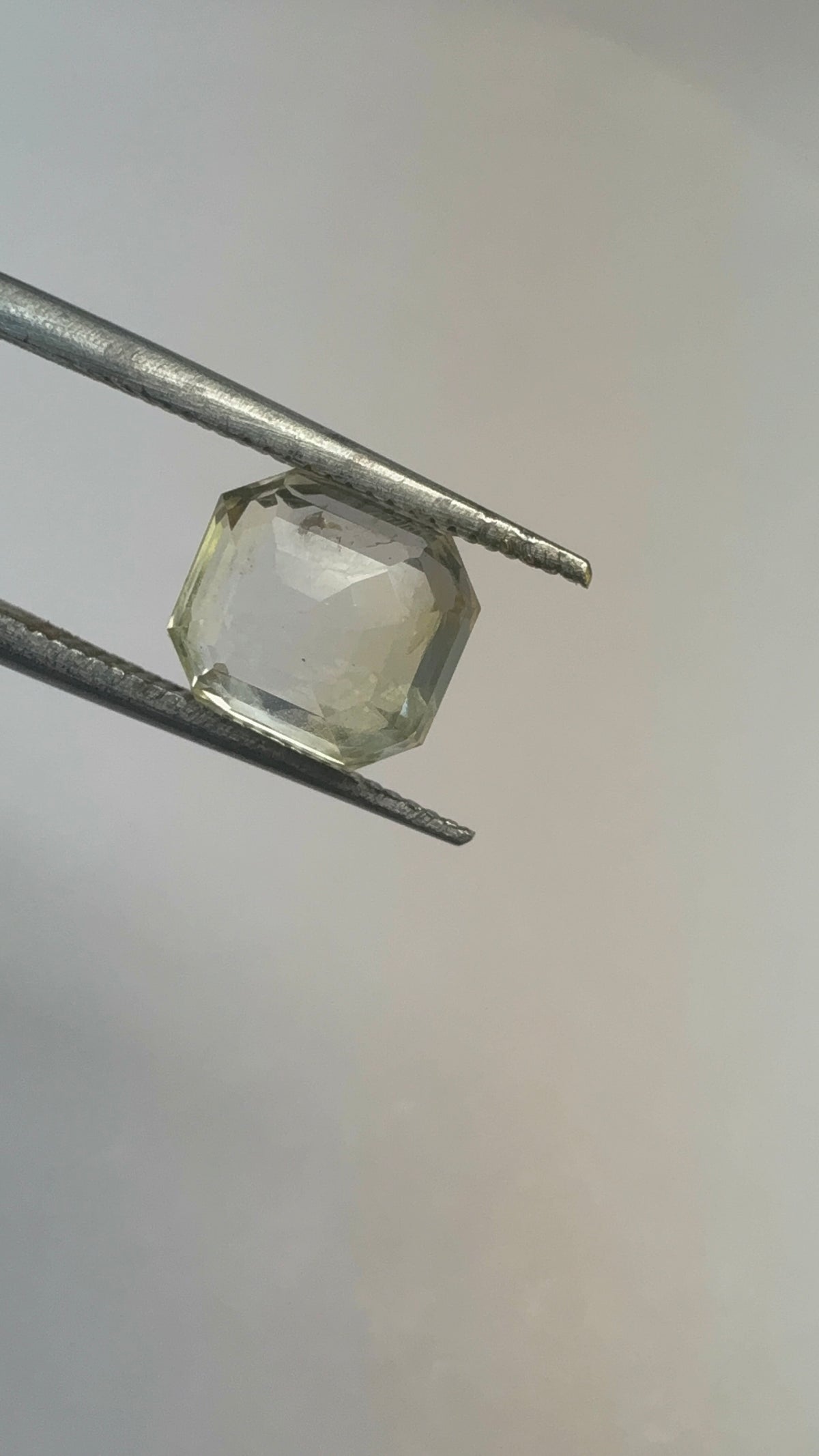 Yellow Sapphire 3.22 carat YSR-180 face-up view