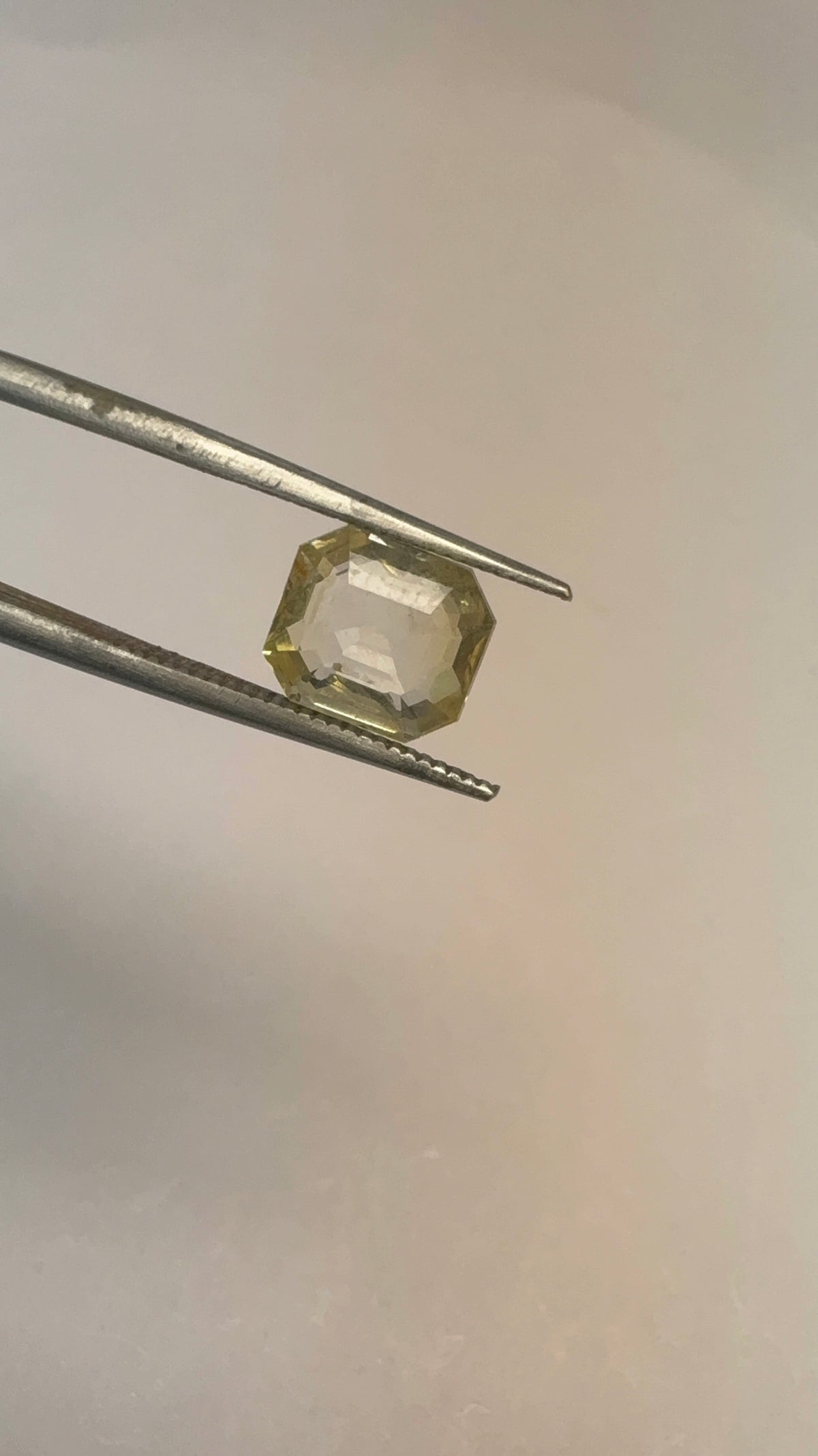 Yellow Sapphire 3.22 carat YSR-180 close view