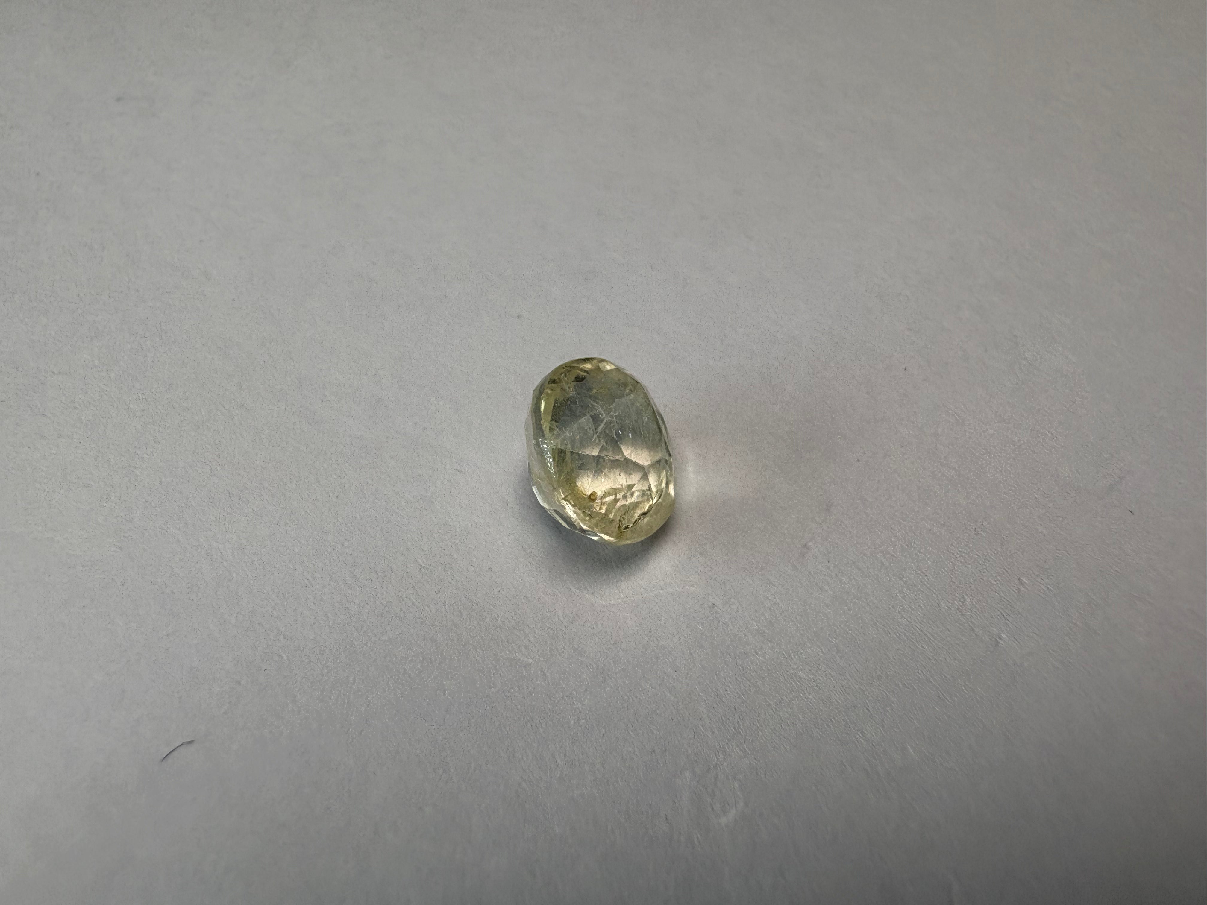 Yellow Sapphire 3.09 carat YSR-191 close view