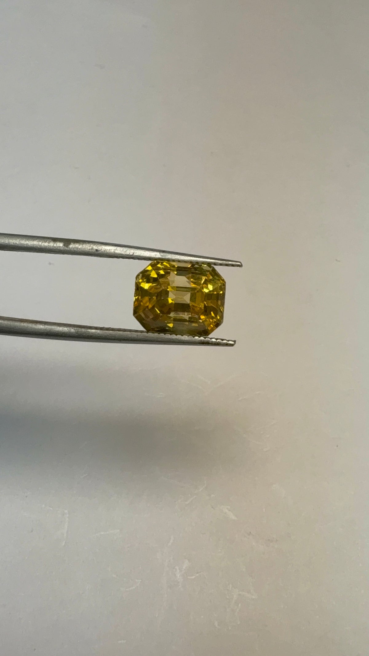 Yellow Sapphire 5.05 carat YSR-198 face-up view